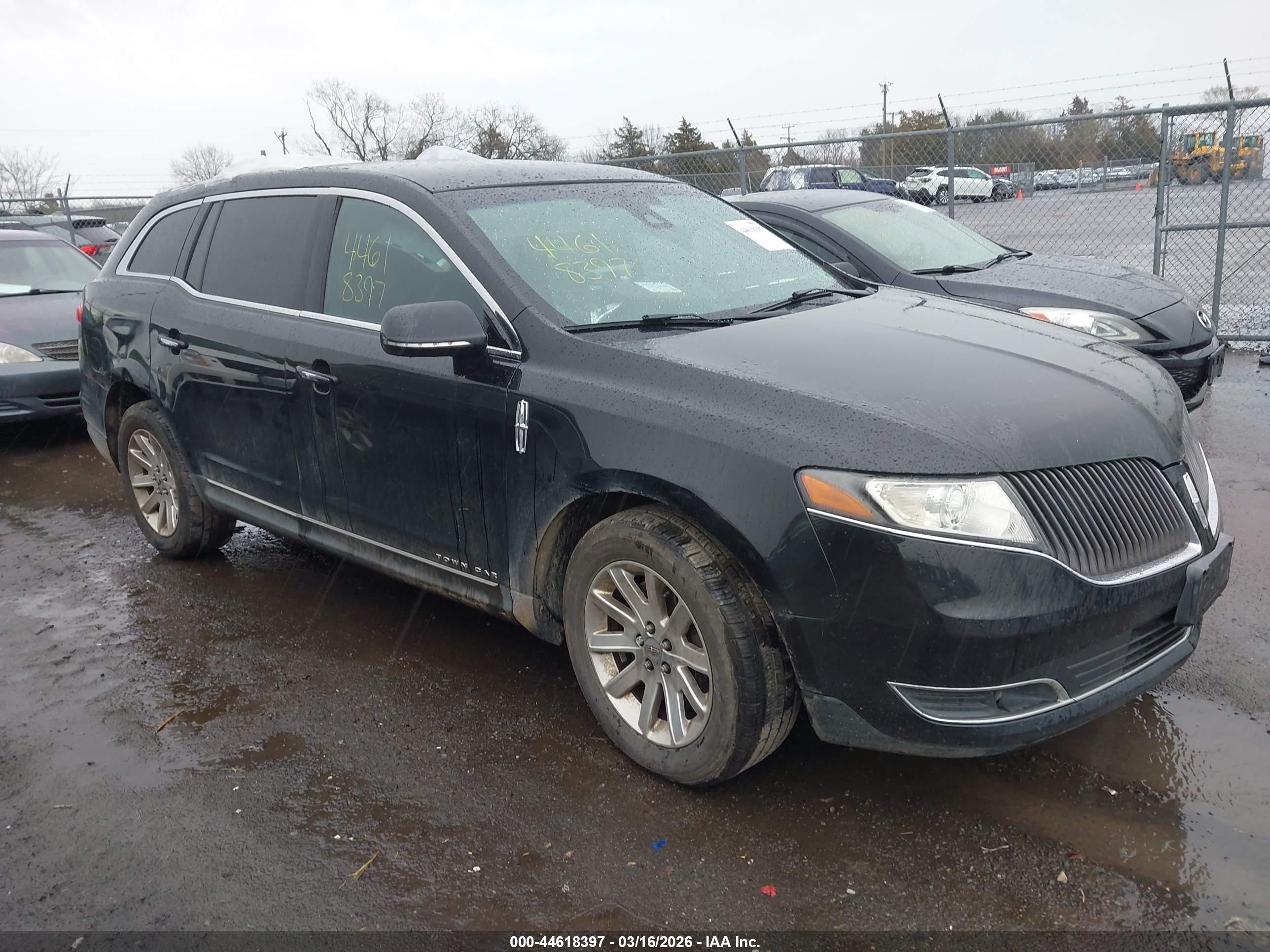 2015 Lincoln MKT, VIN 2LMHJ5NK2FBL01352 — Roof
