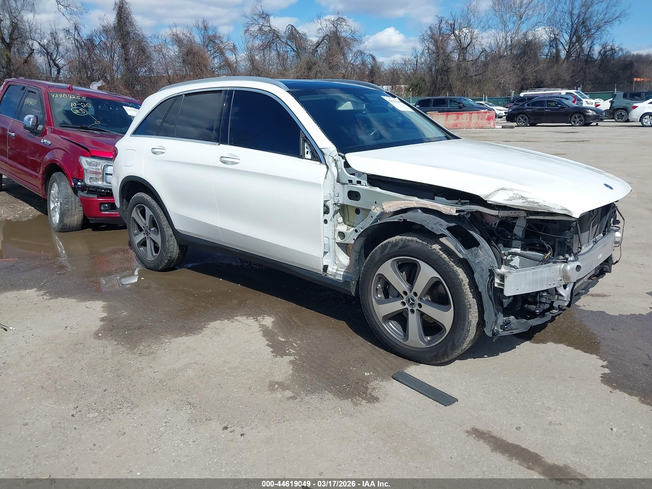 2019 Mercedes-Benz GLC 300, VIN WDC0G4KB6K1000173 — Front end
