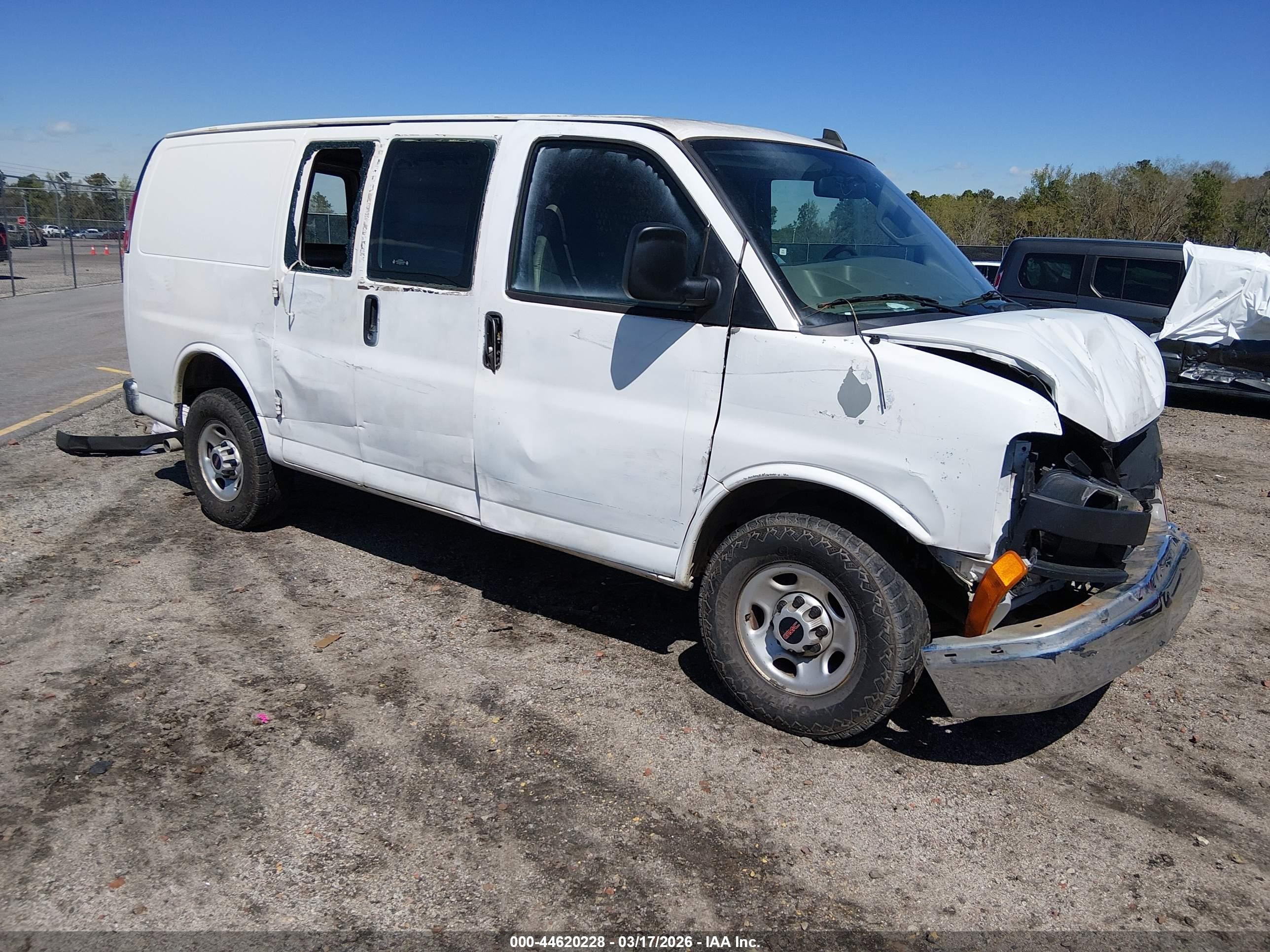 2021 GMC Savana Cargo, VIN 1GTW7AFP5M1236854 — Front end