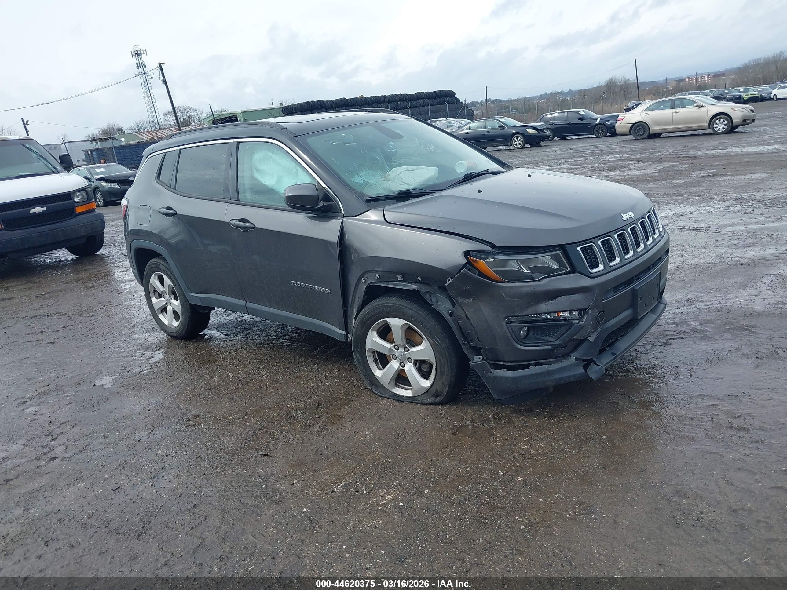 2018 Jeep Compass Latitude, VIN 3C4NJDBB4JT161870 — Front end