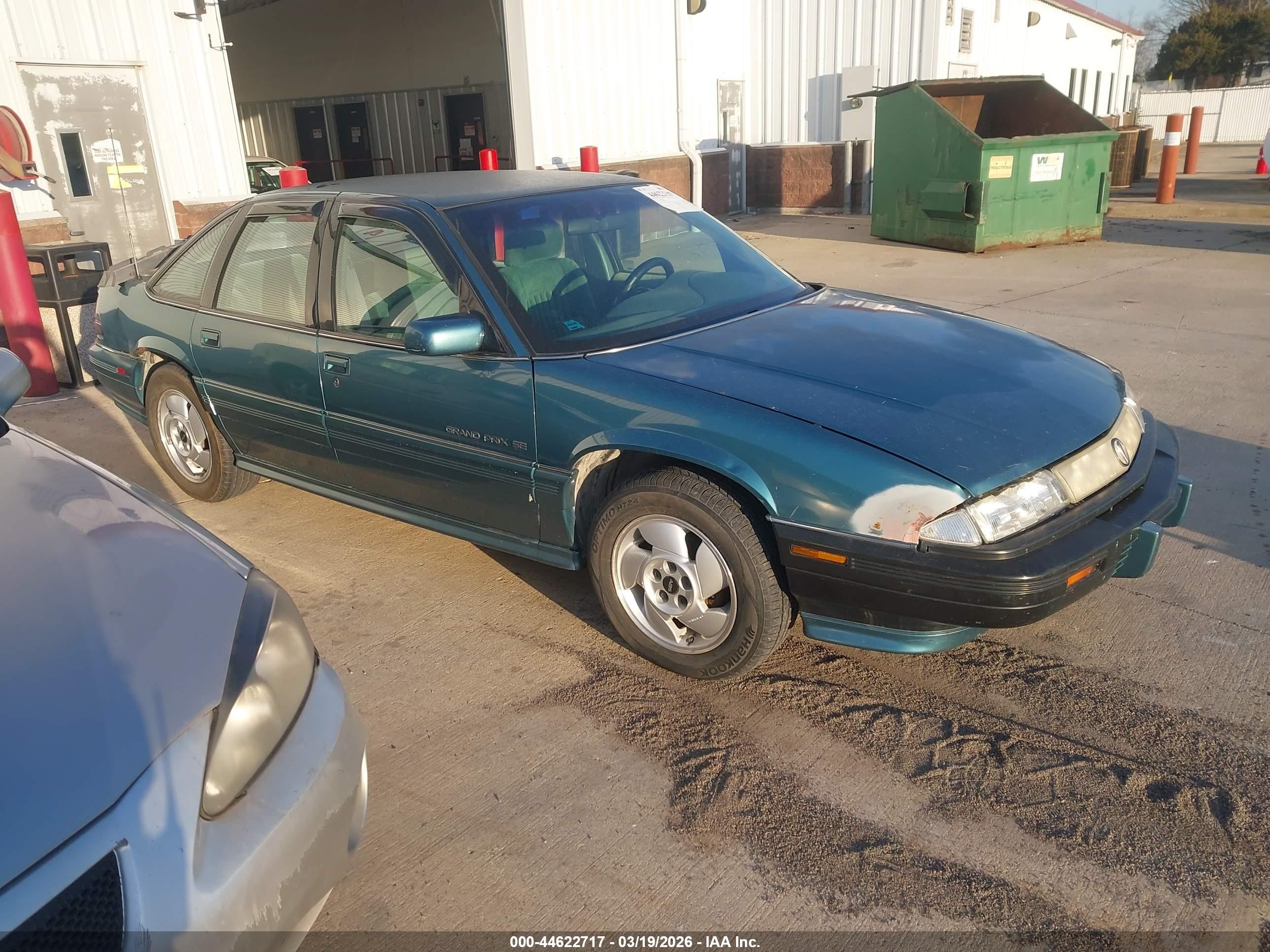1994 Pontiac Grand Prix SE, VIN 1G2WJ52M3RF272366 — Rear end