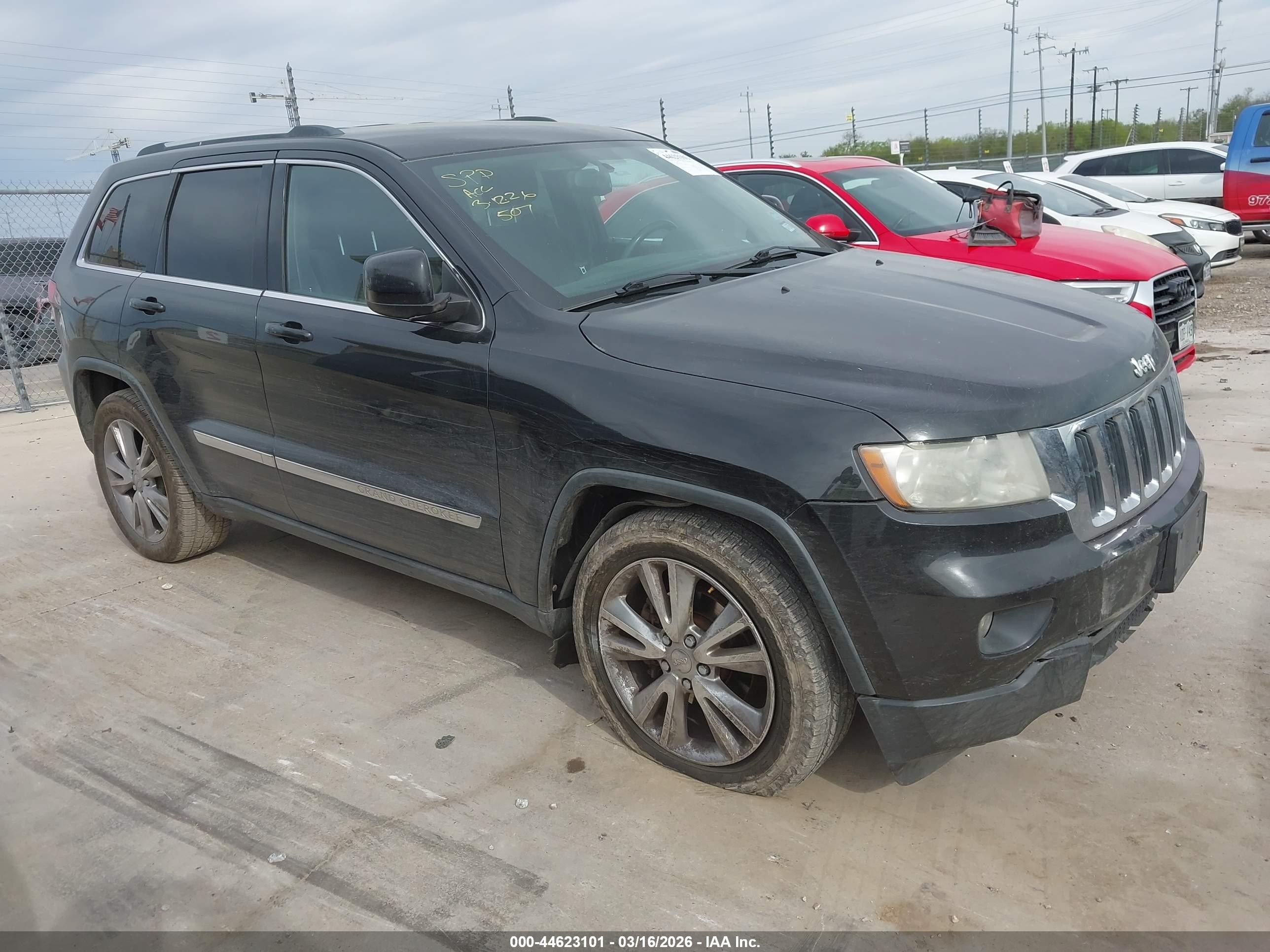 2013 Jeep Grand Cherokee Laredo, VIN 1C4RJEAG4DC588714 — Front end