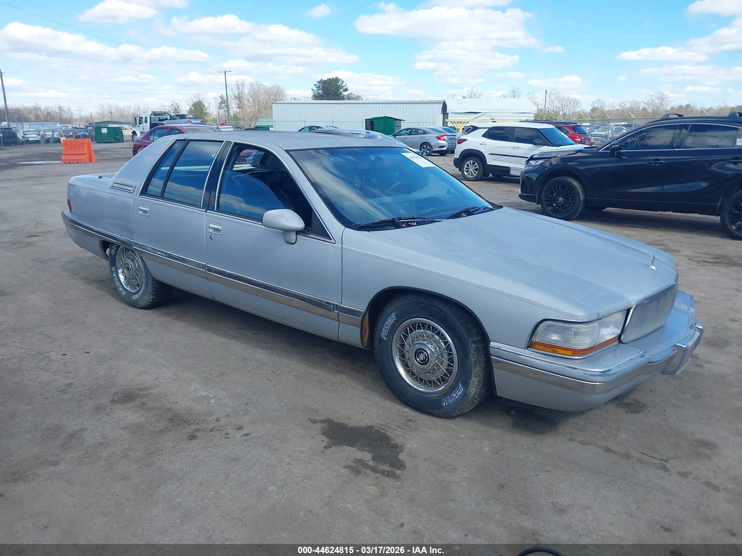 1992 Buick Roadmaster, VIN 1G4BN5375NR404197 — Side