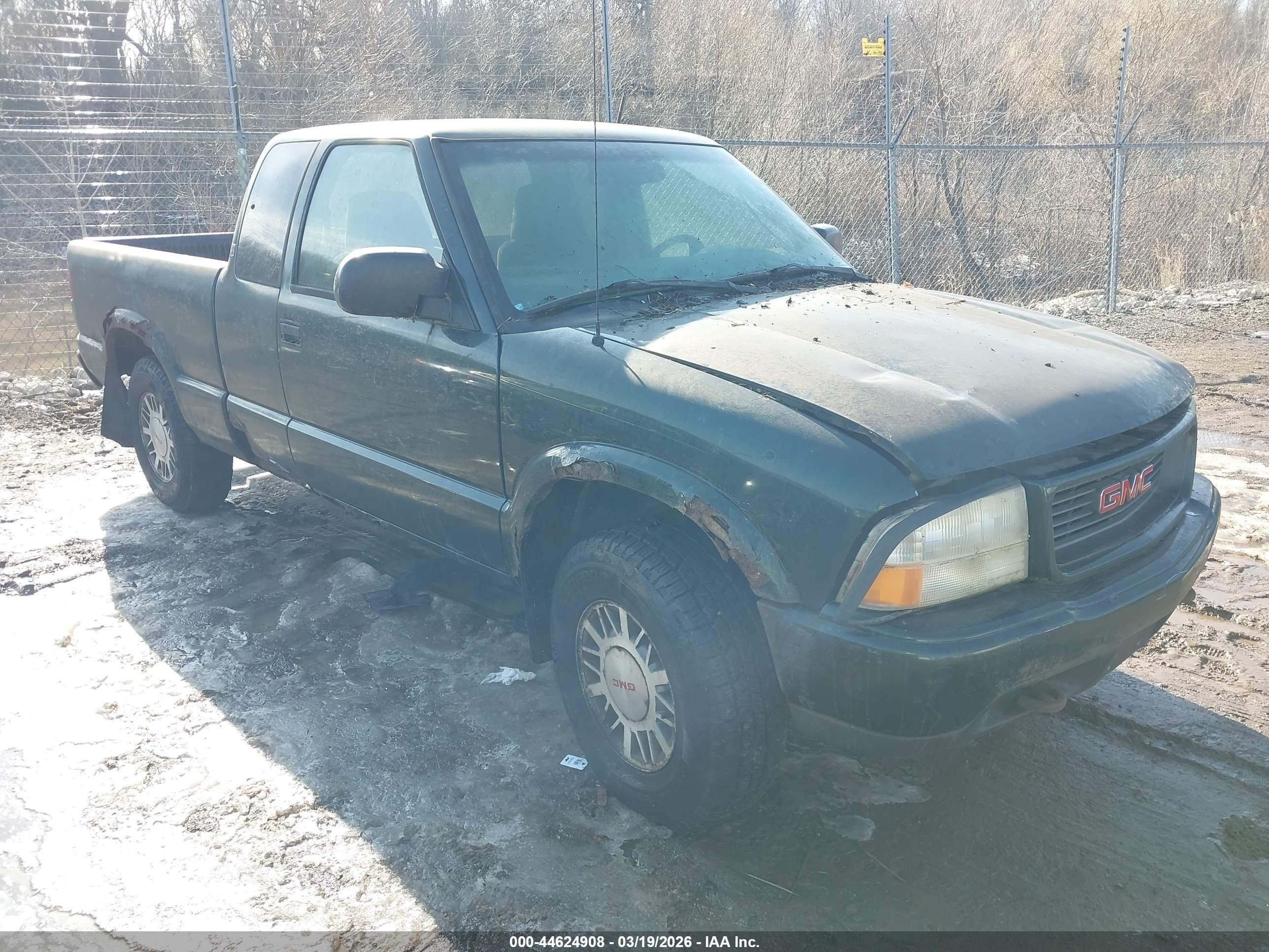 2001 GMC Sonoma SLS 1SH, VIN 1GTDT19W118237931 — Side