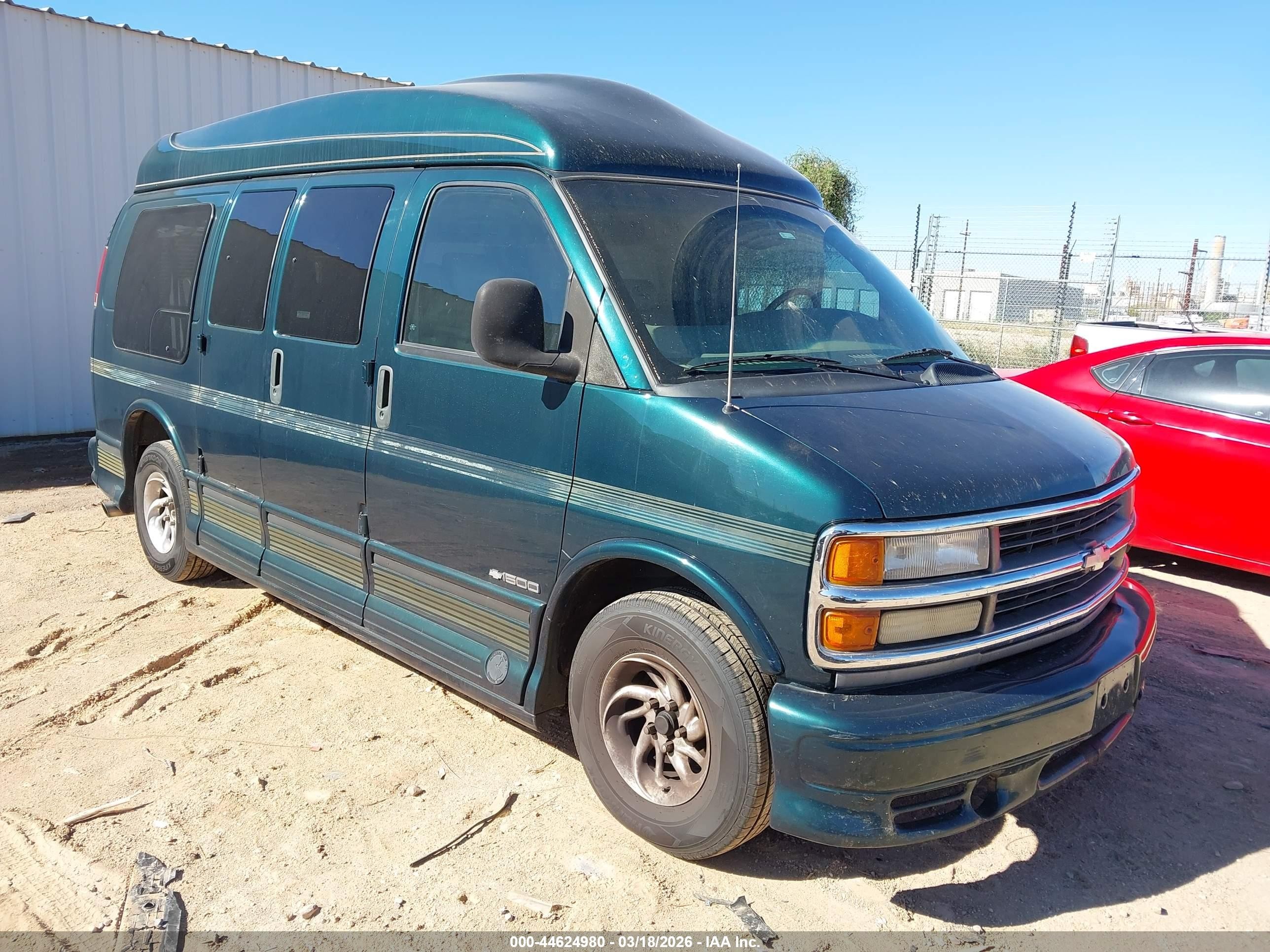1999 Chevrolet Express, VIN 1GBFG15R6X1025349 — Front end