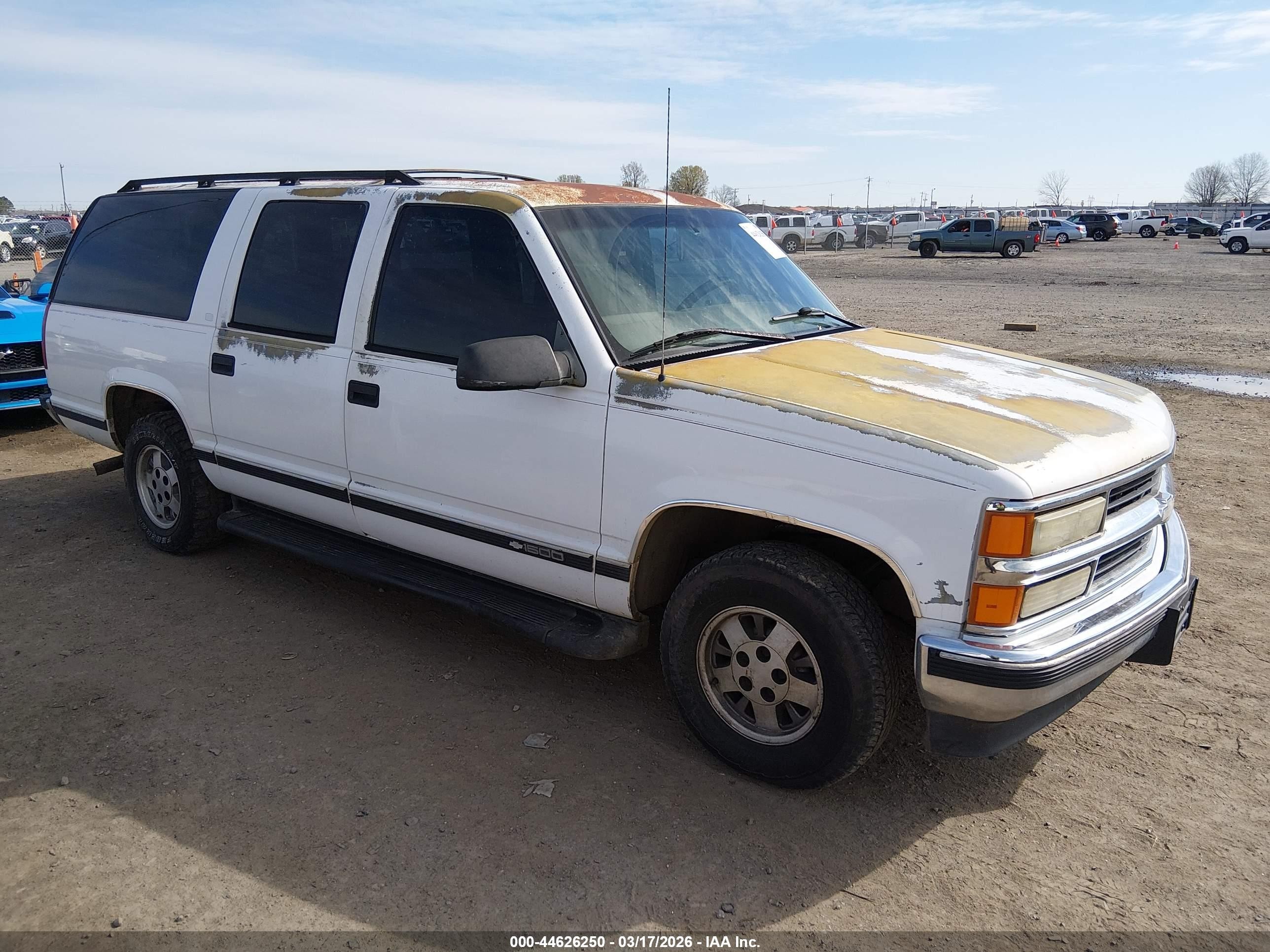 1997 Chevrolet Suburban, VIN 1GNEC16R0VJ368518 — Rear end