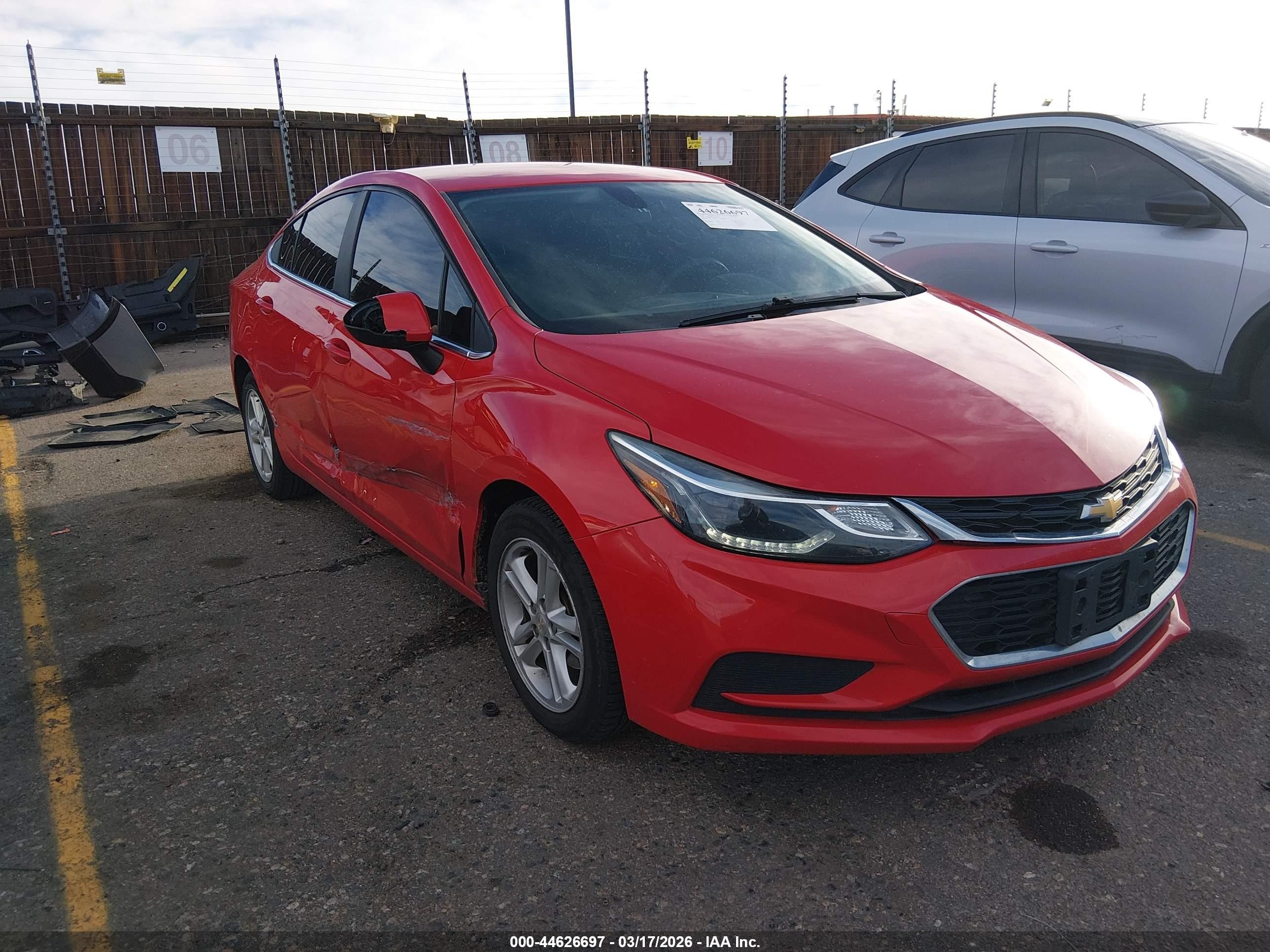 2018 Chevrolet Cruze LT, VIN 1G1BE5SM8J7173998 — Side