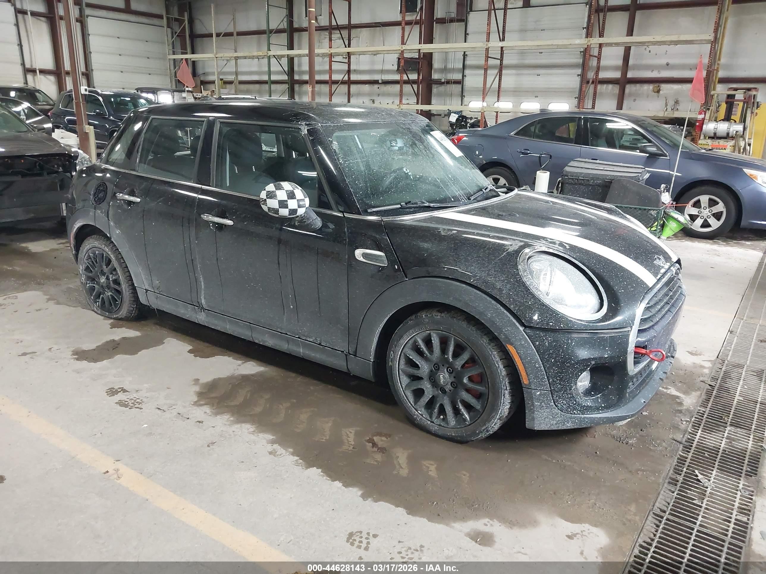 2018 MINI Hardtop 4 Door Cooper, VIN WMWXU1C58J2F79728 — Зад