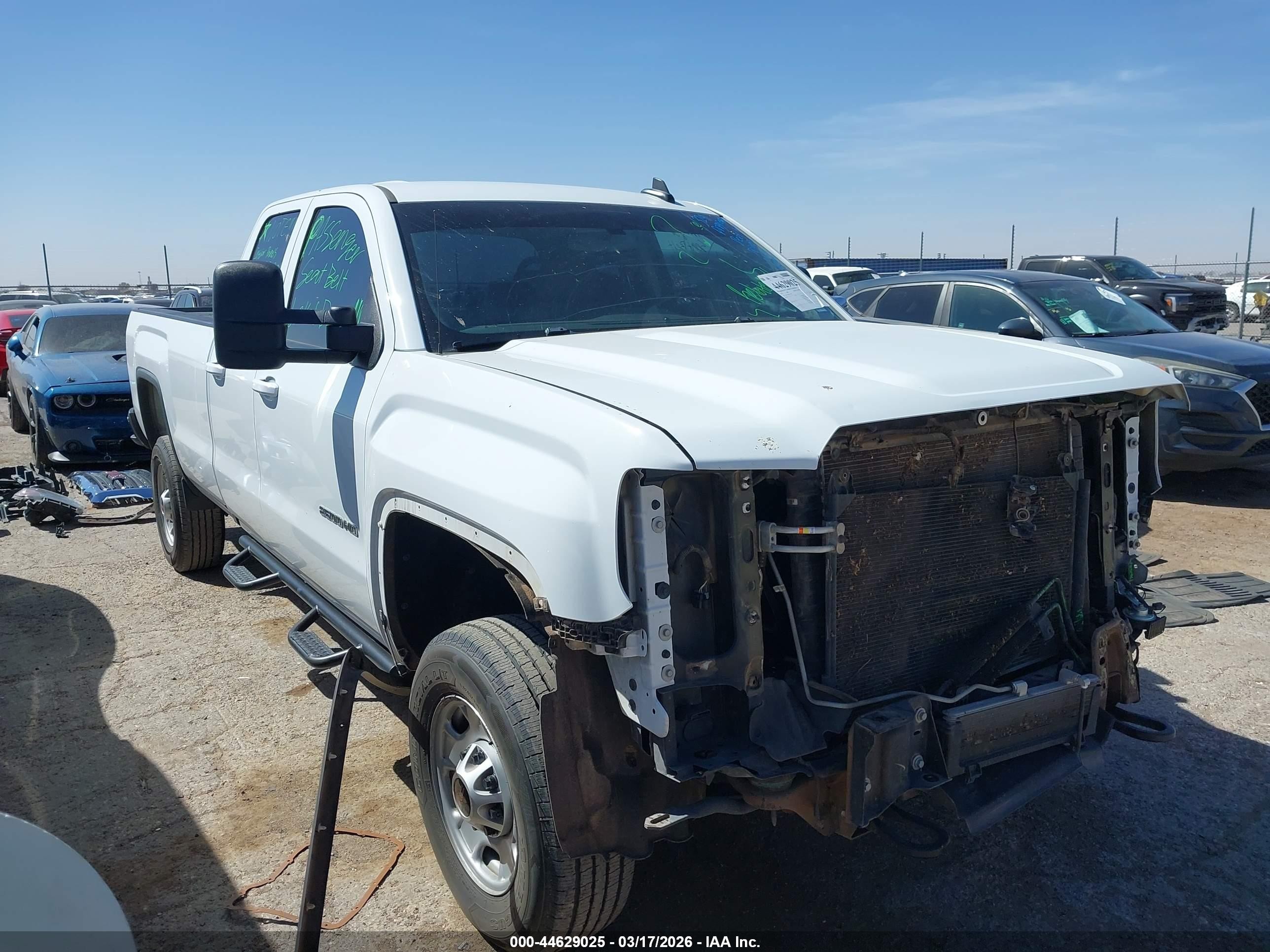 2019 GMC Sierra 2500HD, VIN 2GT21NEG0K1233005 — Front end
