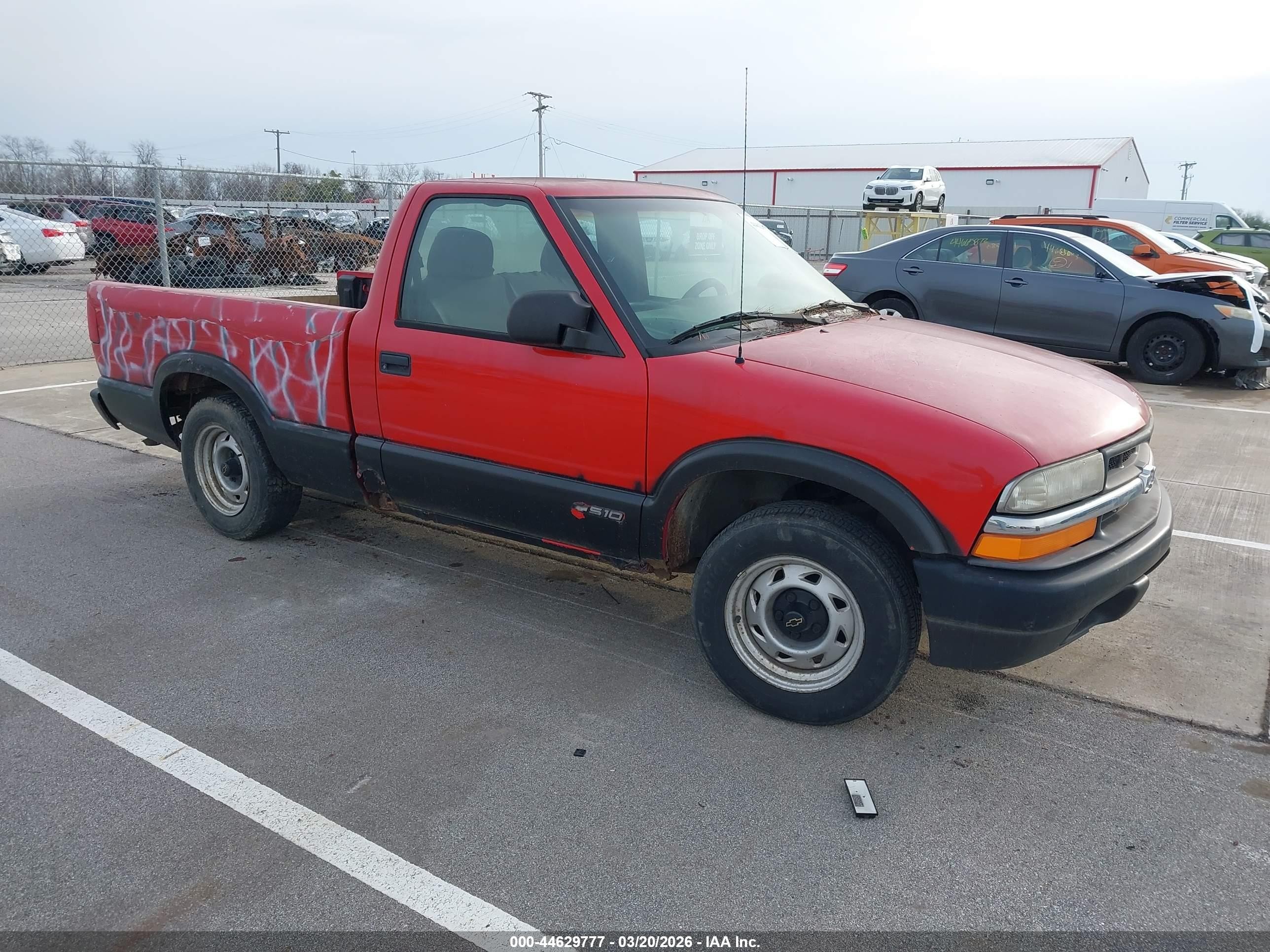 2000 Chevrolet S-10 LS, VIN 1GCCS1444YK119826 — Rear end