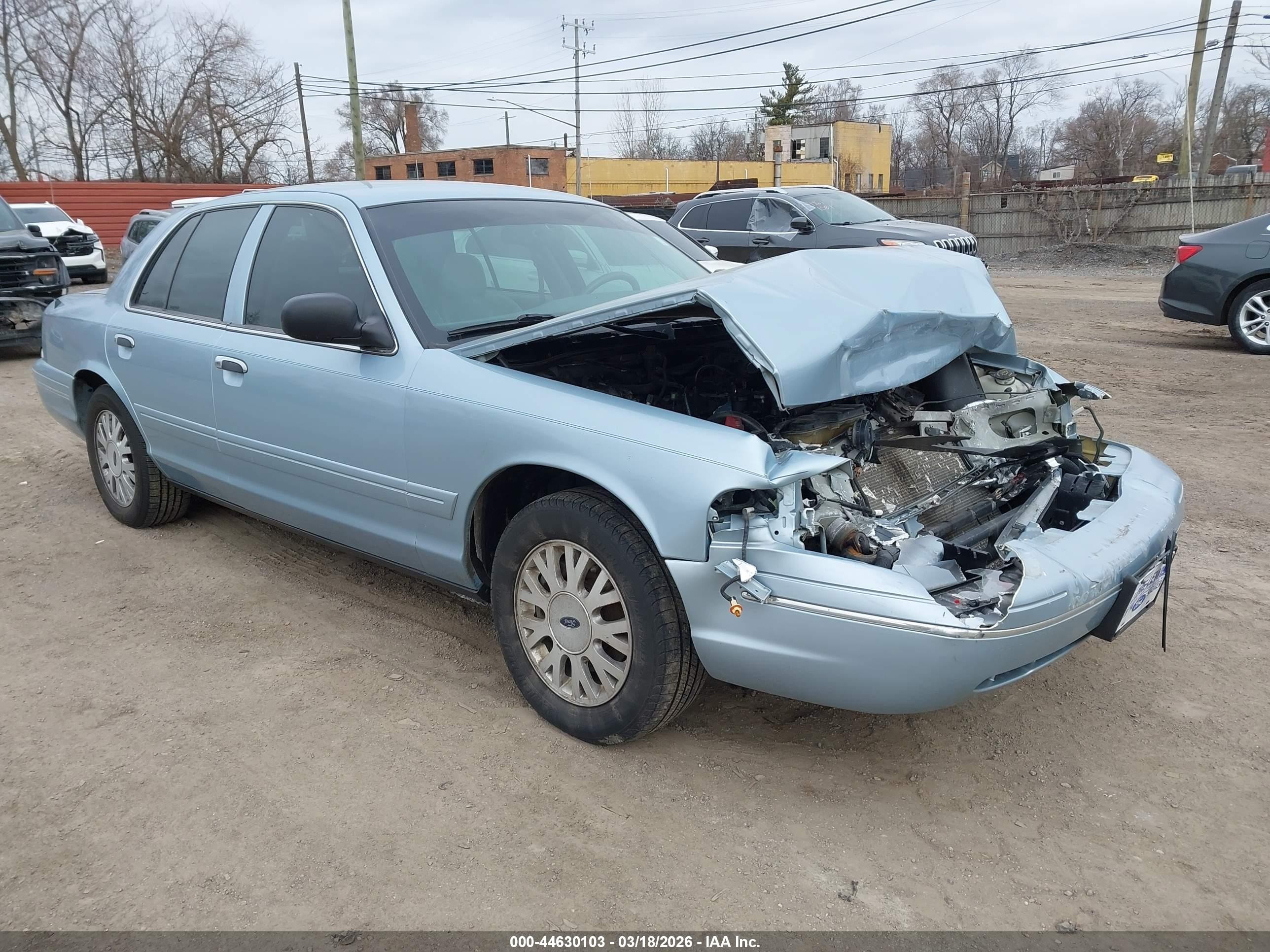 2005 Ford Crown Victoria LX, VIN 2FAHP74W15X126467 — Front end