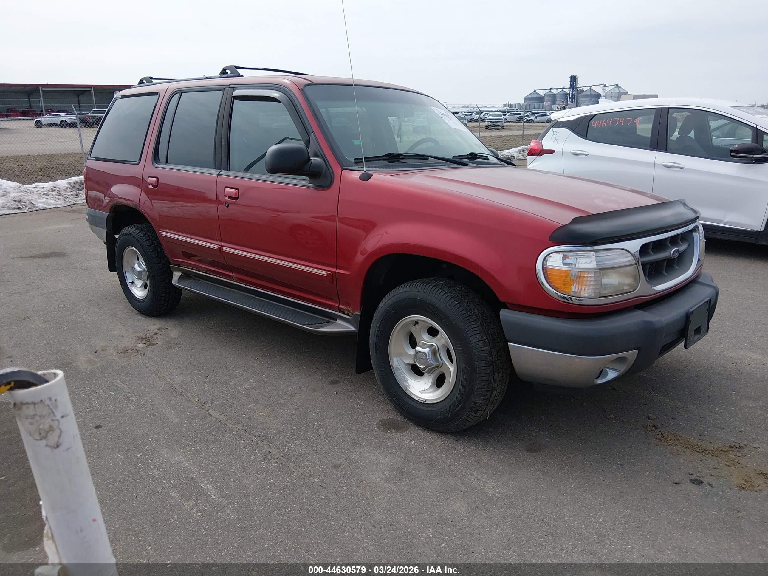 2000 Ford Explorer XLT, VIN 1FMZU73E6YZC67027 — Front end