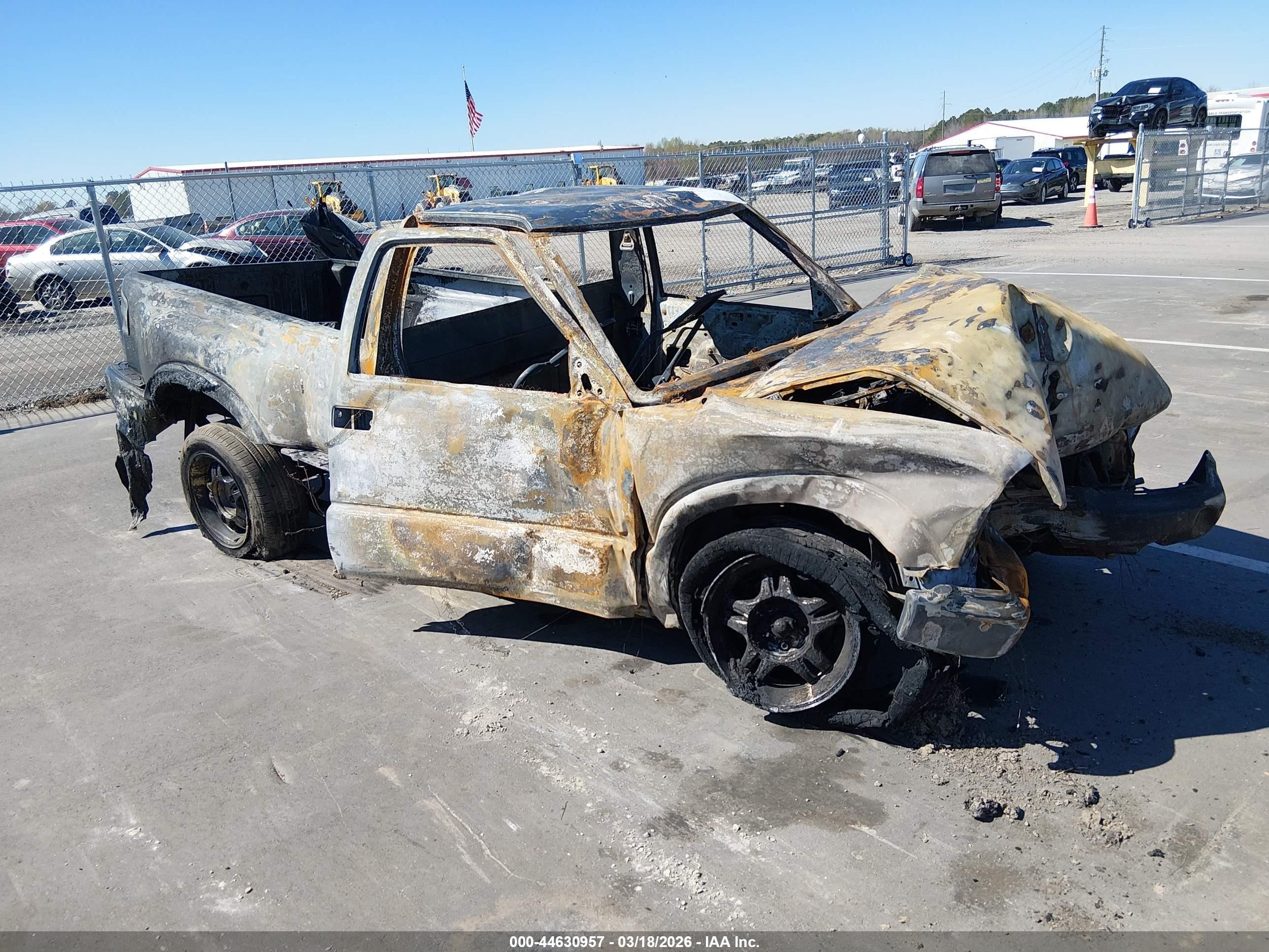 2000 Chevrolet S-10 LS, VIN 1GCCS1445Y8124322 — Burn