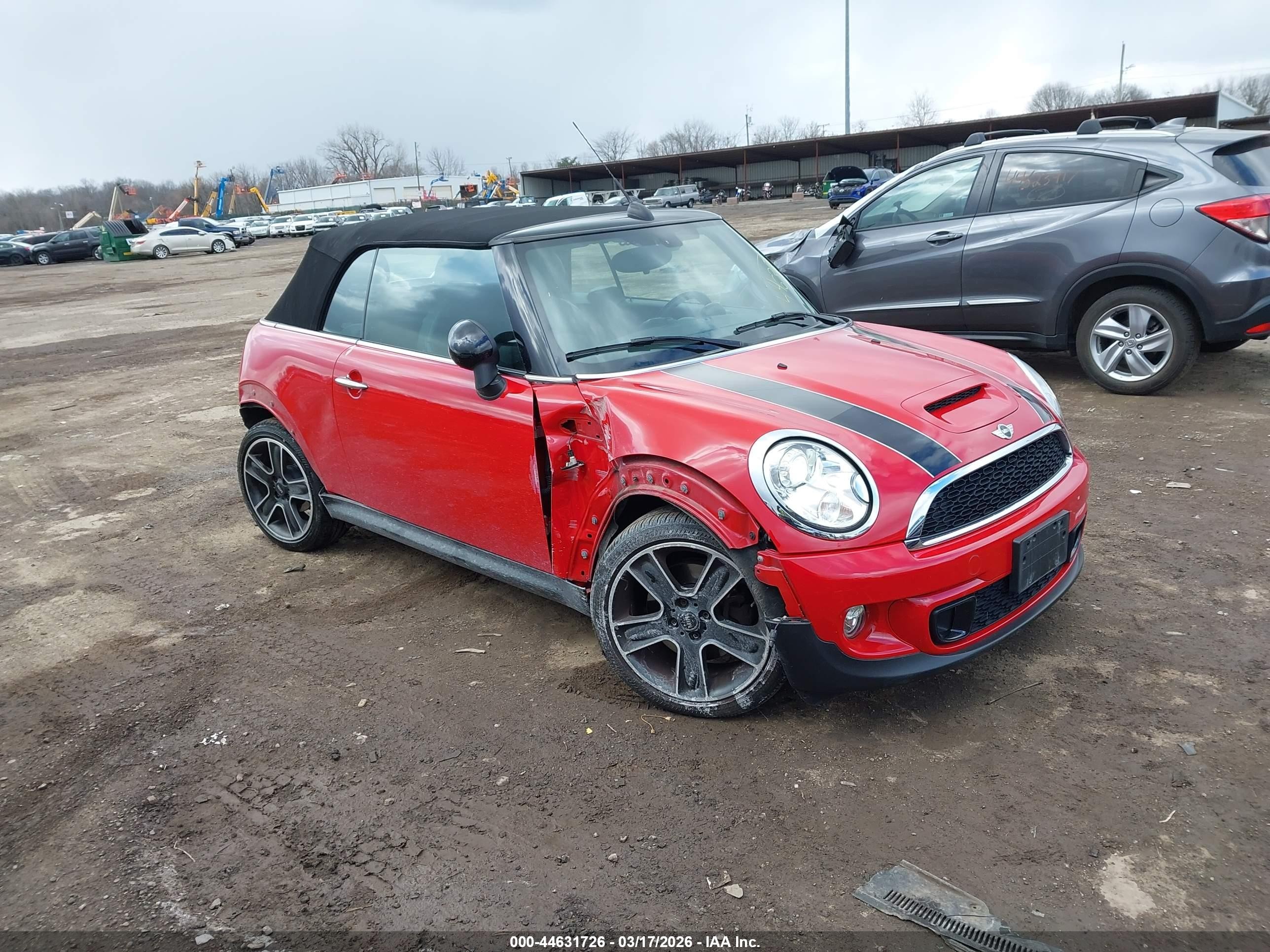 2015 MINI Convertible S, VIN WMWZP3C51FT708743 — Бок
