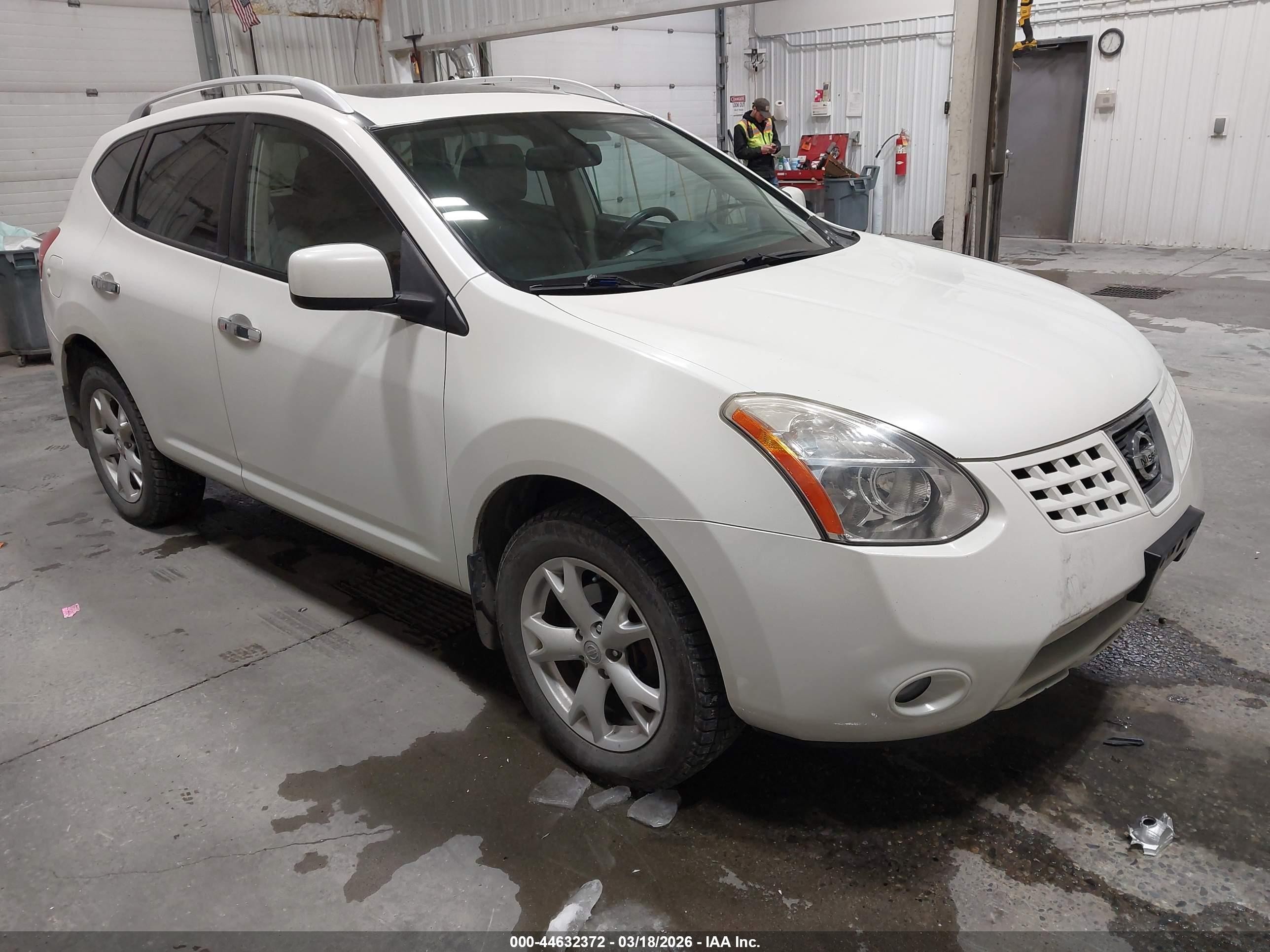 2010 Nissan Rogue S, VIN JN8AS5MV6AW104898 — Перед