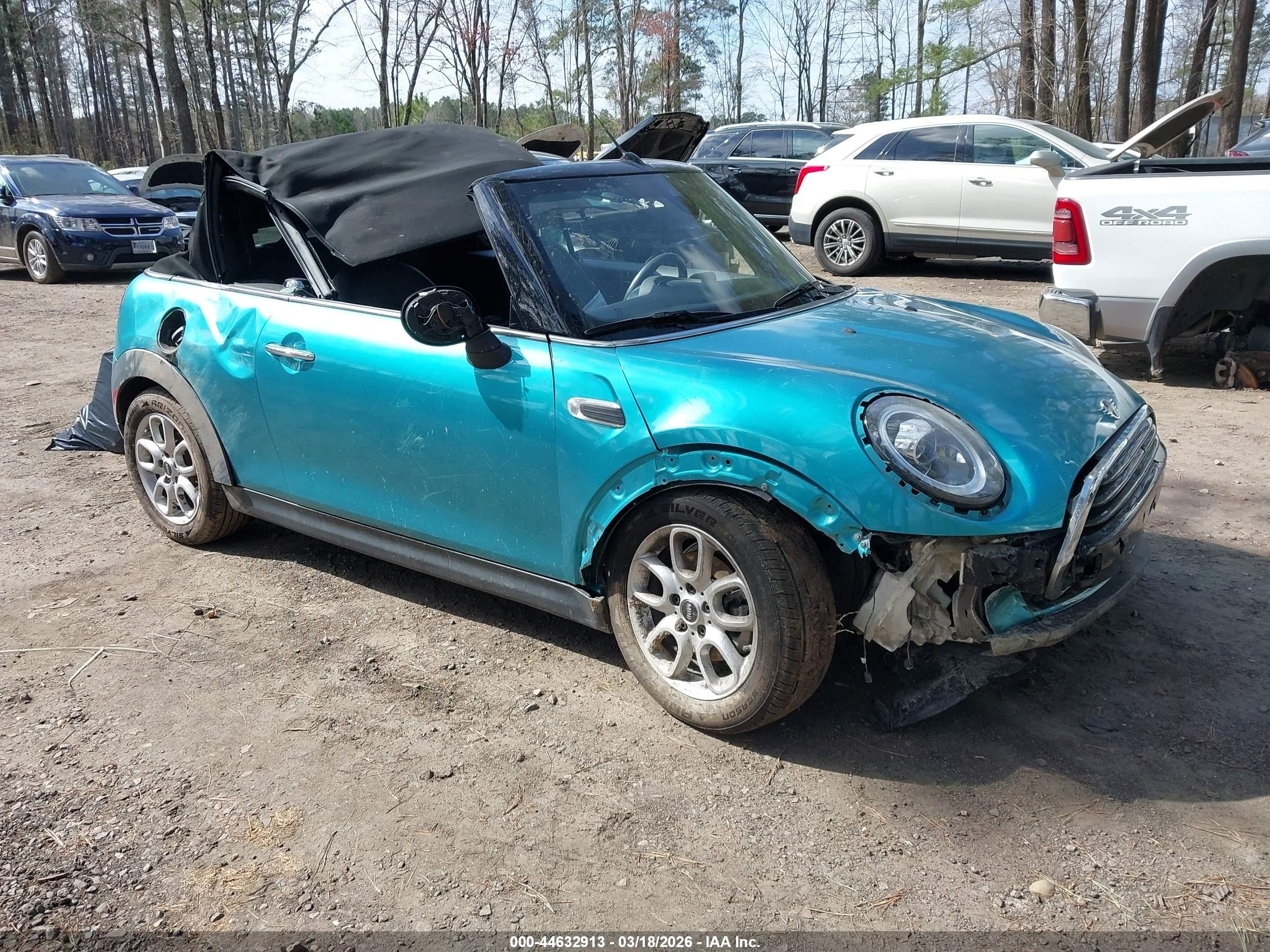 2021 MINI Convertible Cooper, VIN WMWWJ3C08M3M15606 — Бок