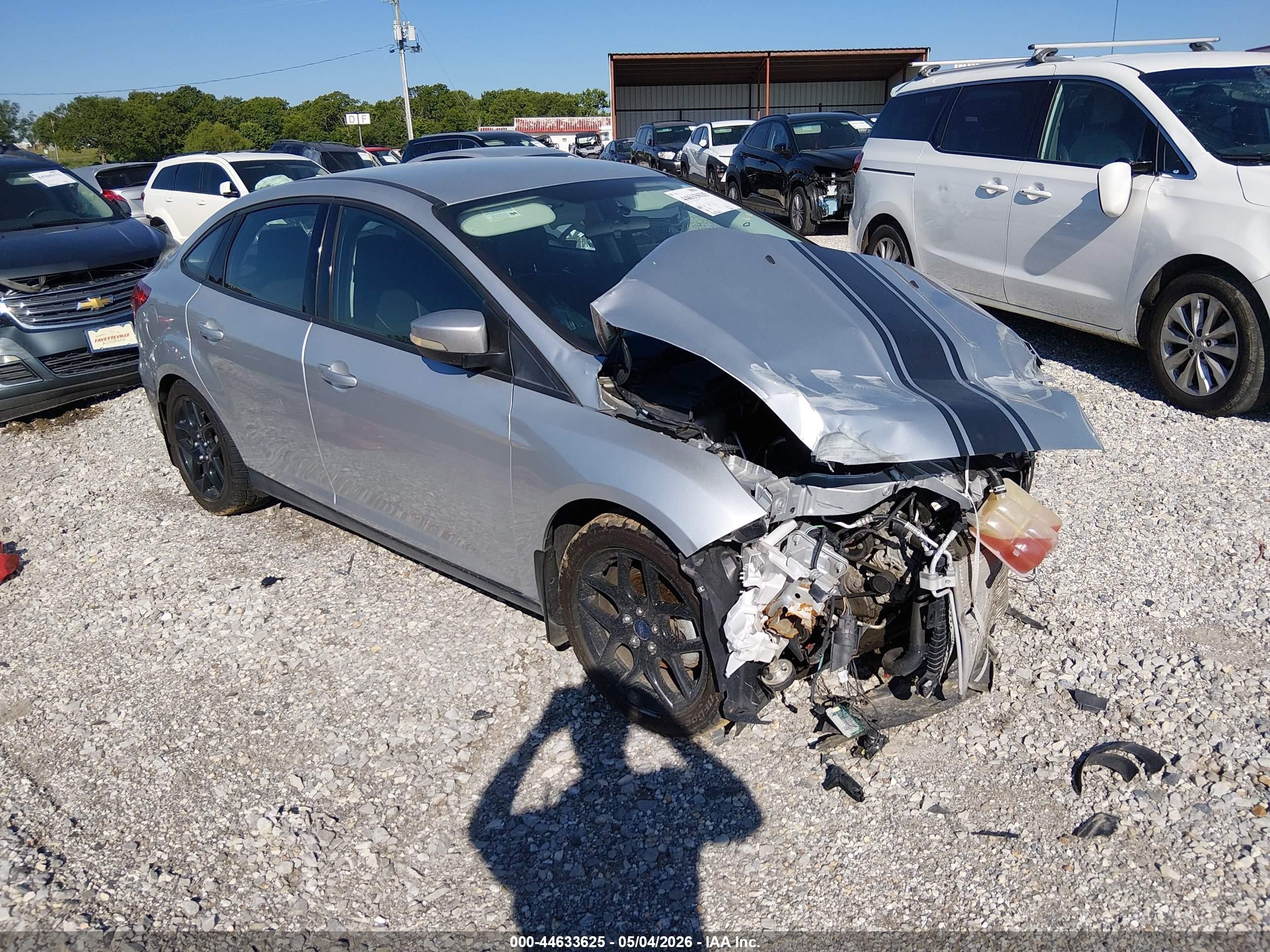 2016 Ford Focus SE, VIN 1FADP3F25GL201169 — Front end