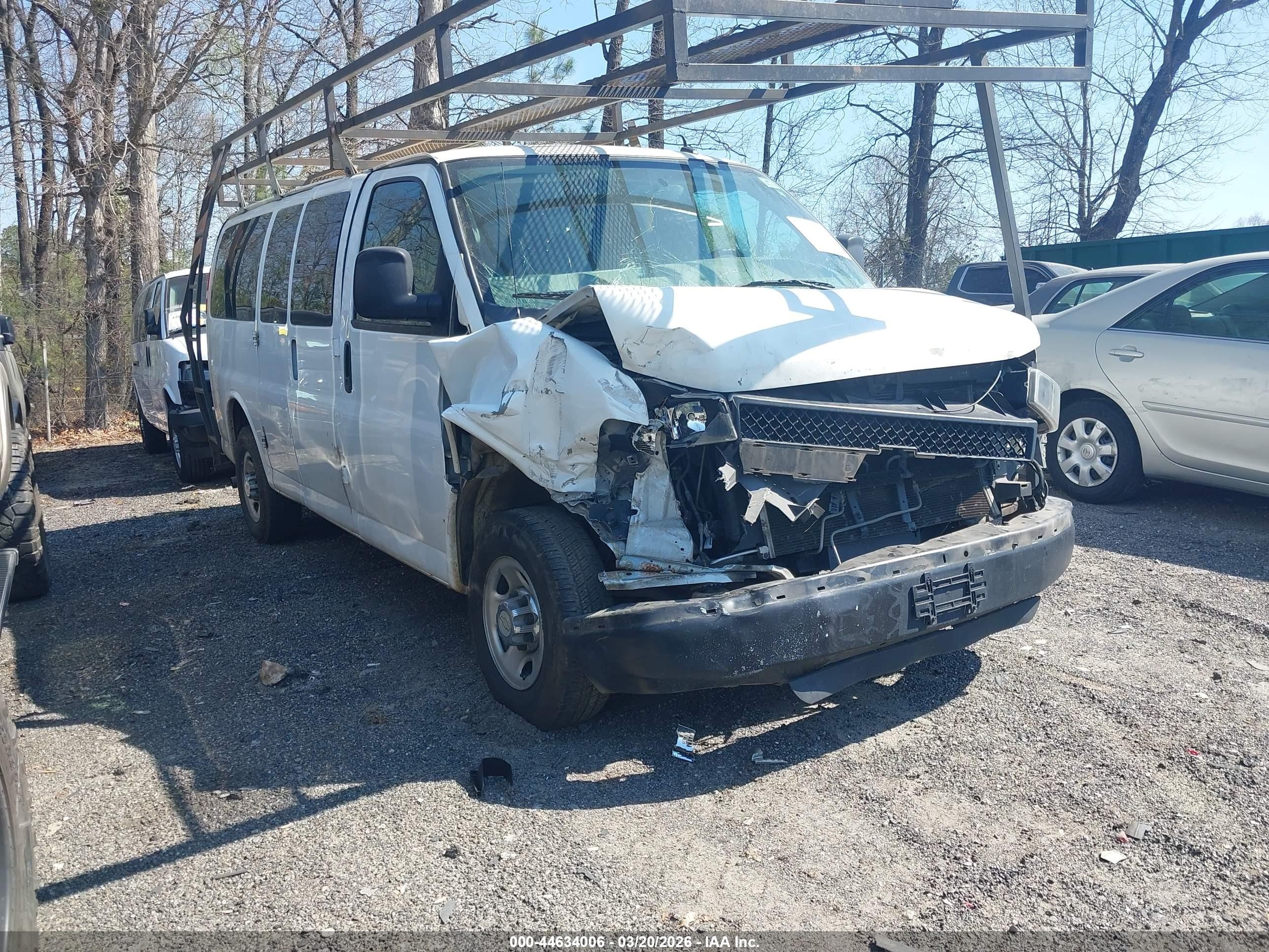 2015 Chevrolet Express Passenger LT, VIN 1GBWGRFF3F1191684 — Front end