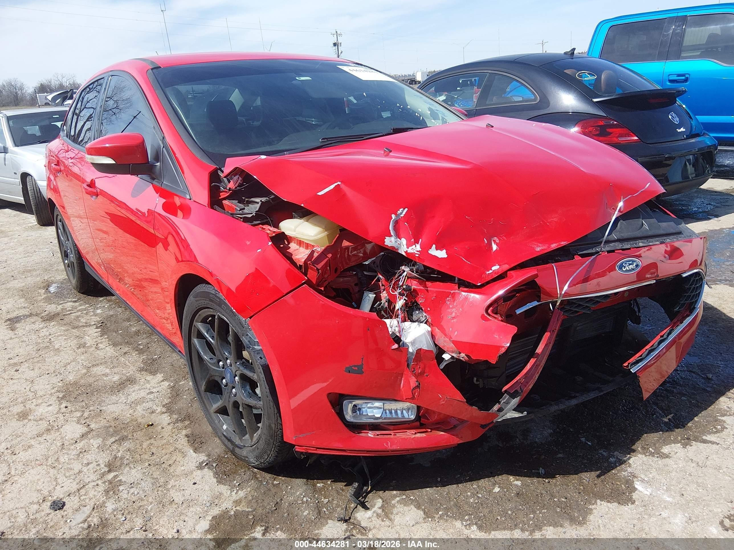 2016 Ford Focus SE, VIN 1FADP3F2XGL326426 — Front end
