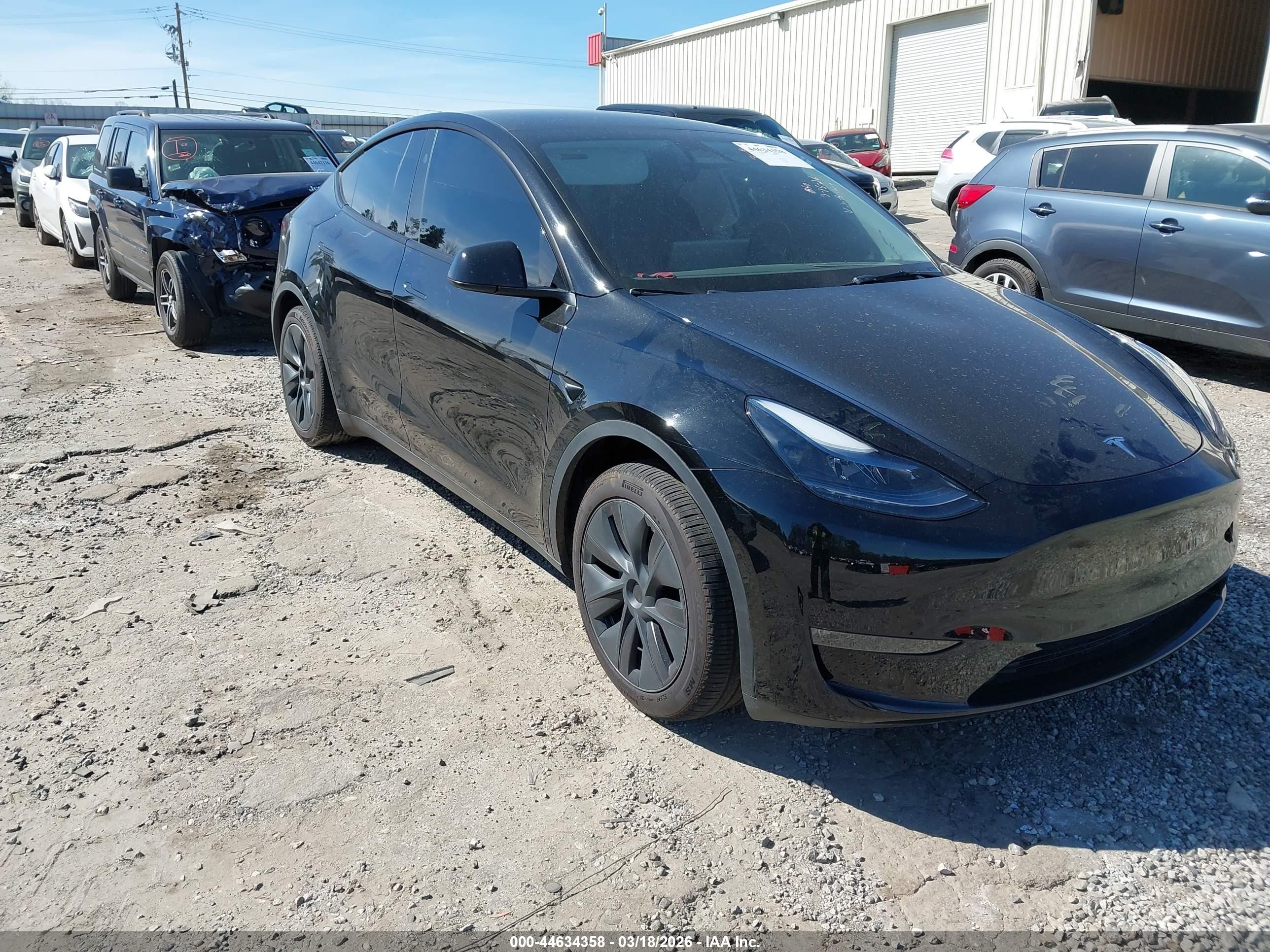 2024 Tesla Model Y Long Range, VIN 7SAYGDEE1RA325913 — Side