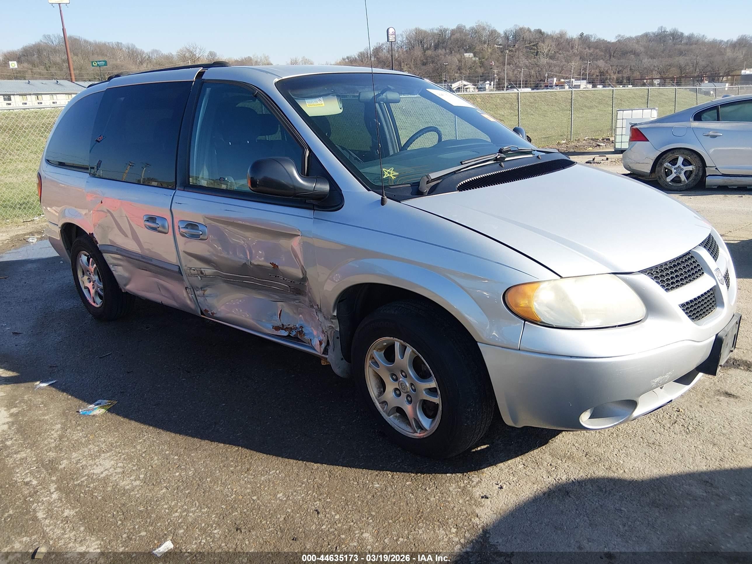 2001 Dodge Caravan Sport, VIN 2B4GP44321R367525 — Side