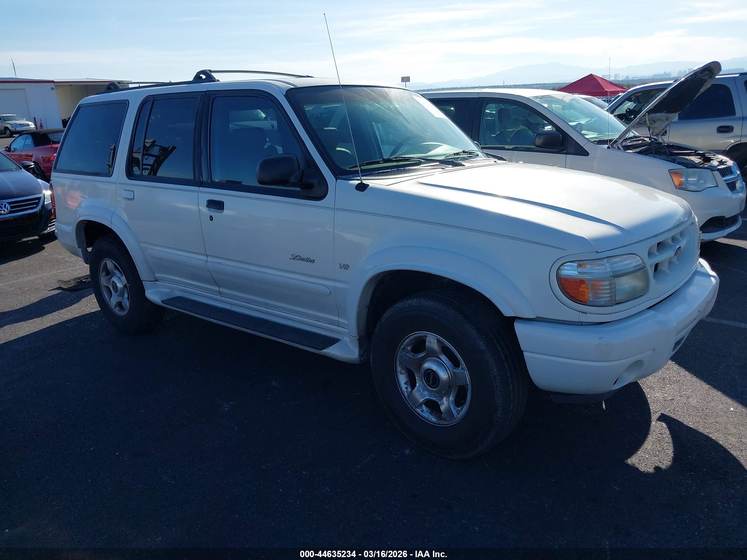 2000 Ford Explorer Limited, VIN 1FMZU65P2YZB30532 — Front end