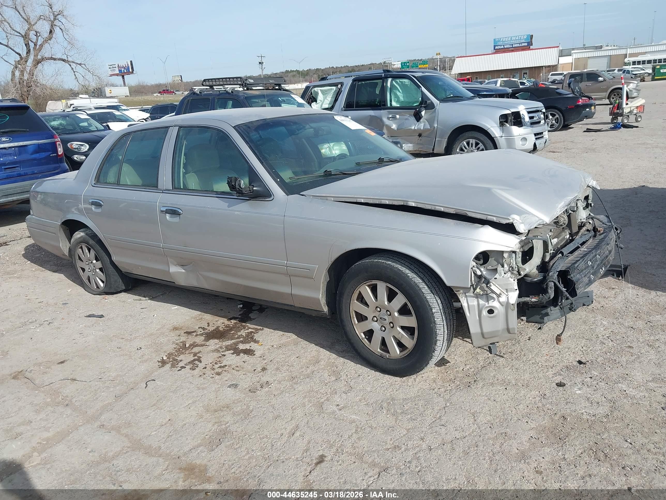 2008 Ford Crown Victoria LX, VIN 2FAFP74V18X127766 — Front end