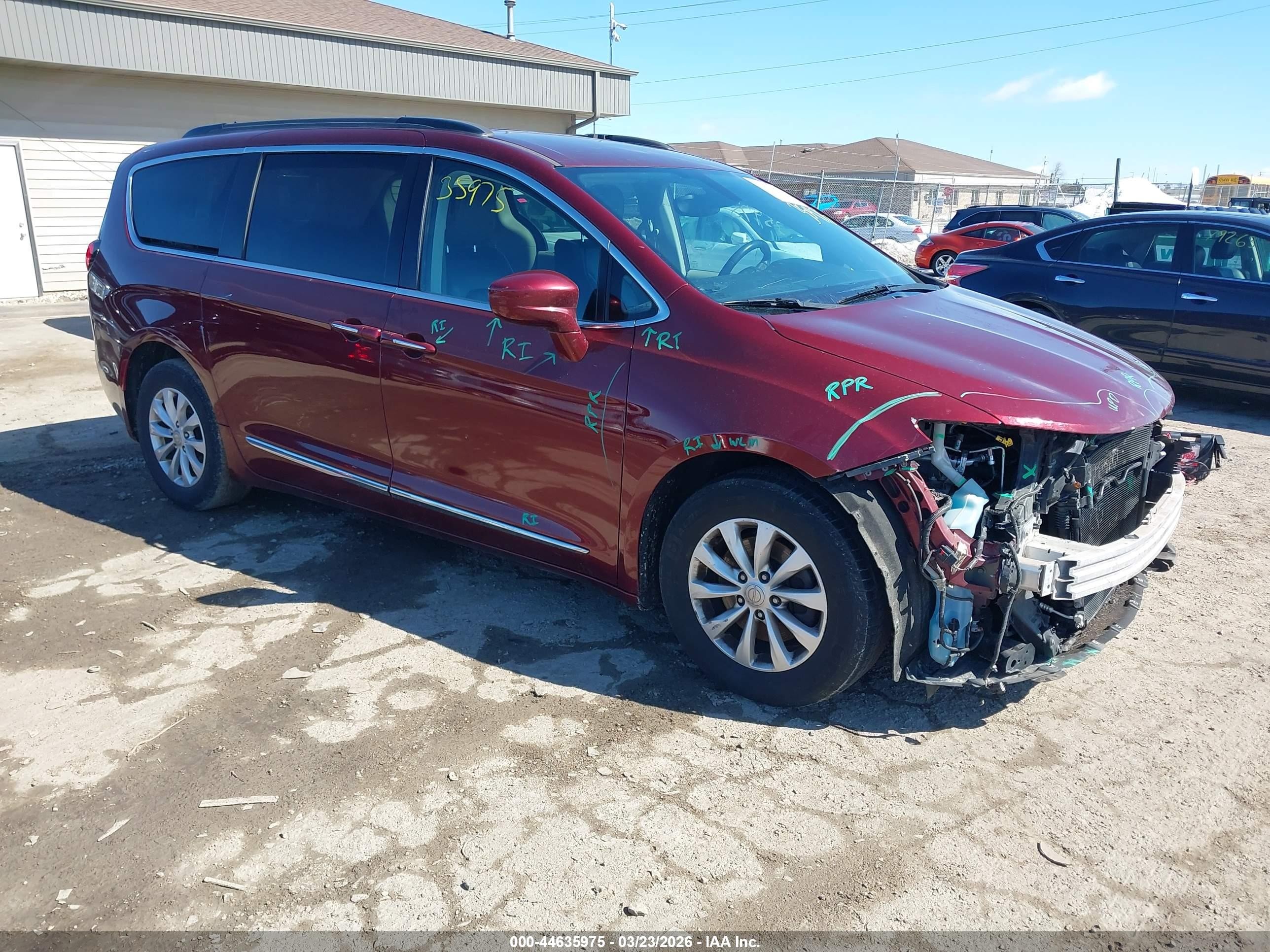 2017 Chrysler Pacifica Touring L, VIN 2C4RC1BG4HR667847 — Front end