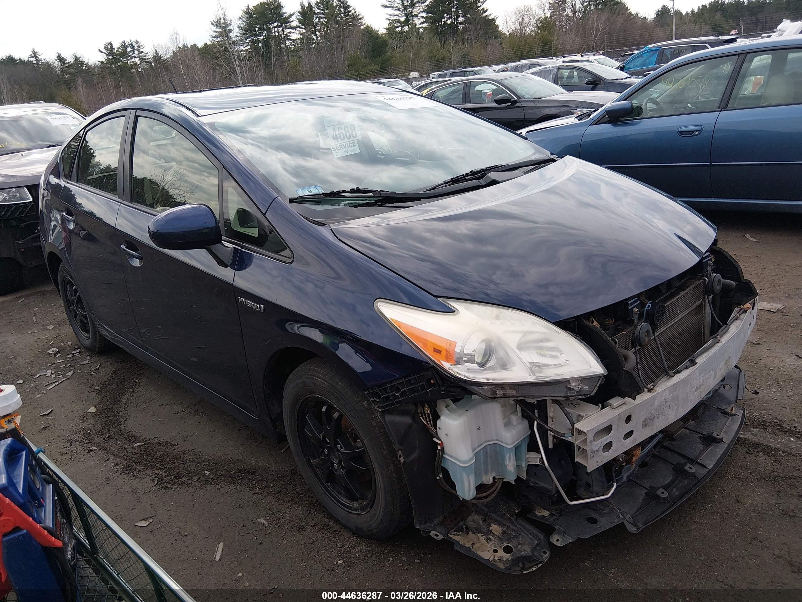 2014 Toyota Prius Two, VIN JTDKN3DU7E1743670 — Front end