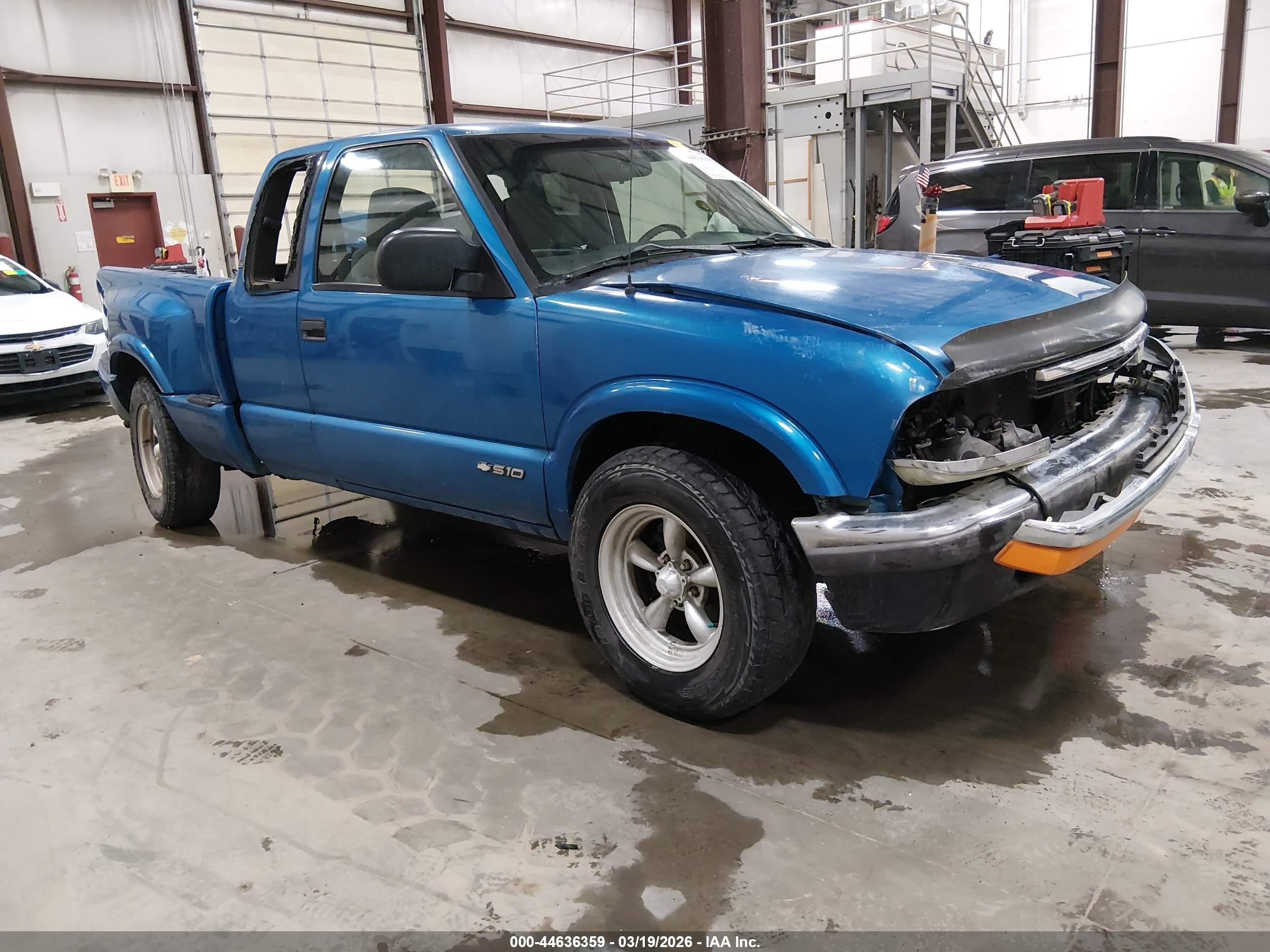 2000 Chevrolet S-10 LS, VIN 1GCDT19W5Y8204182 — Rear end