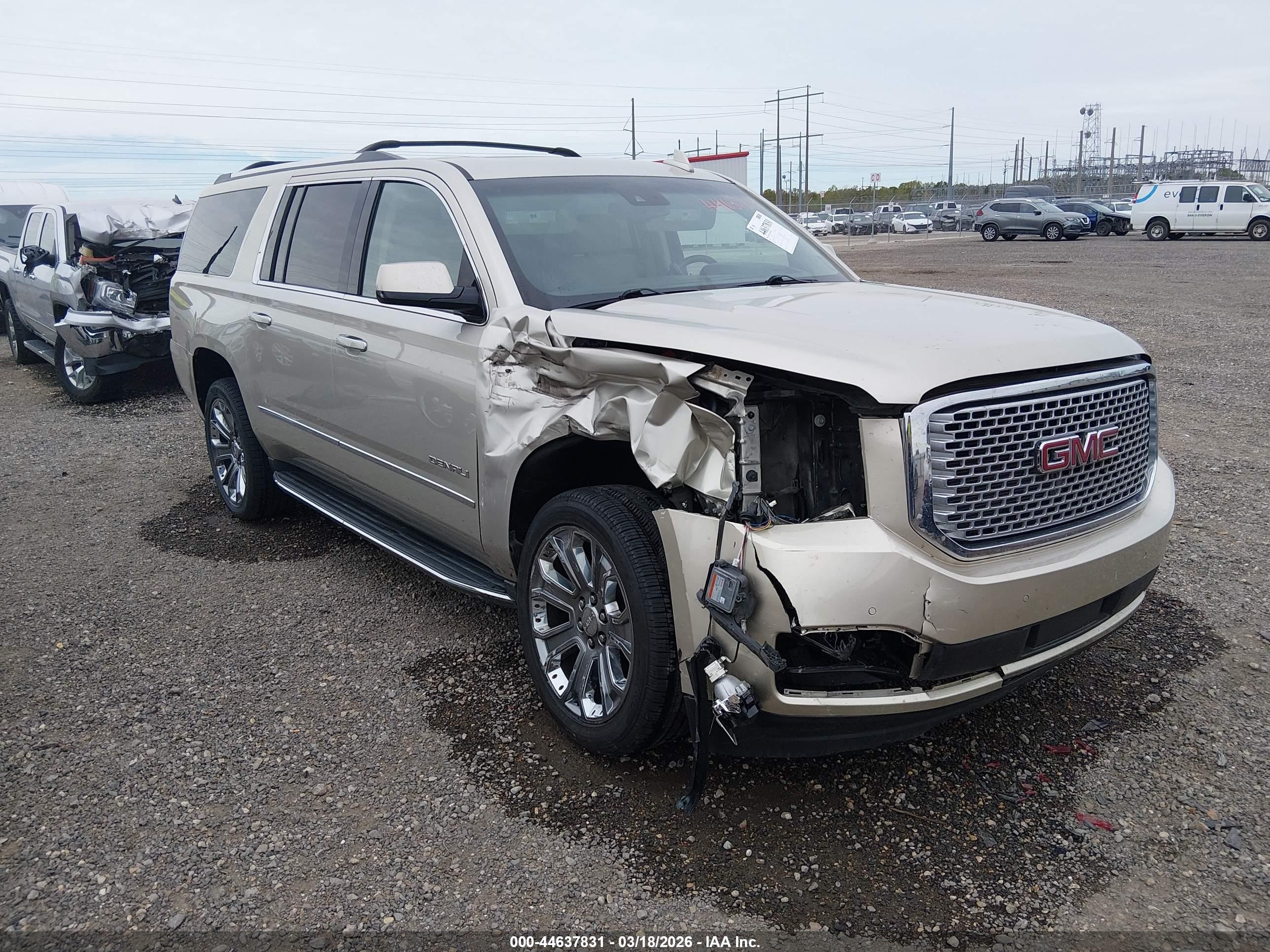 2016 GMC Yukon XL Denali, VIN 1GKS1HKJ2GR292139 — Front end