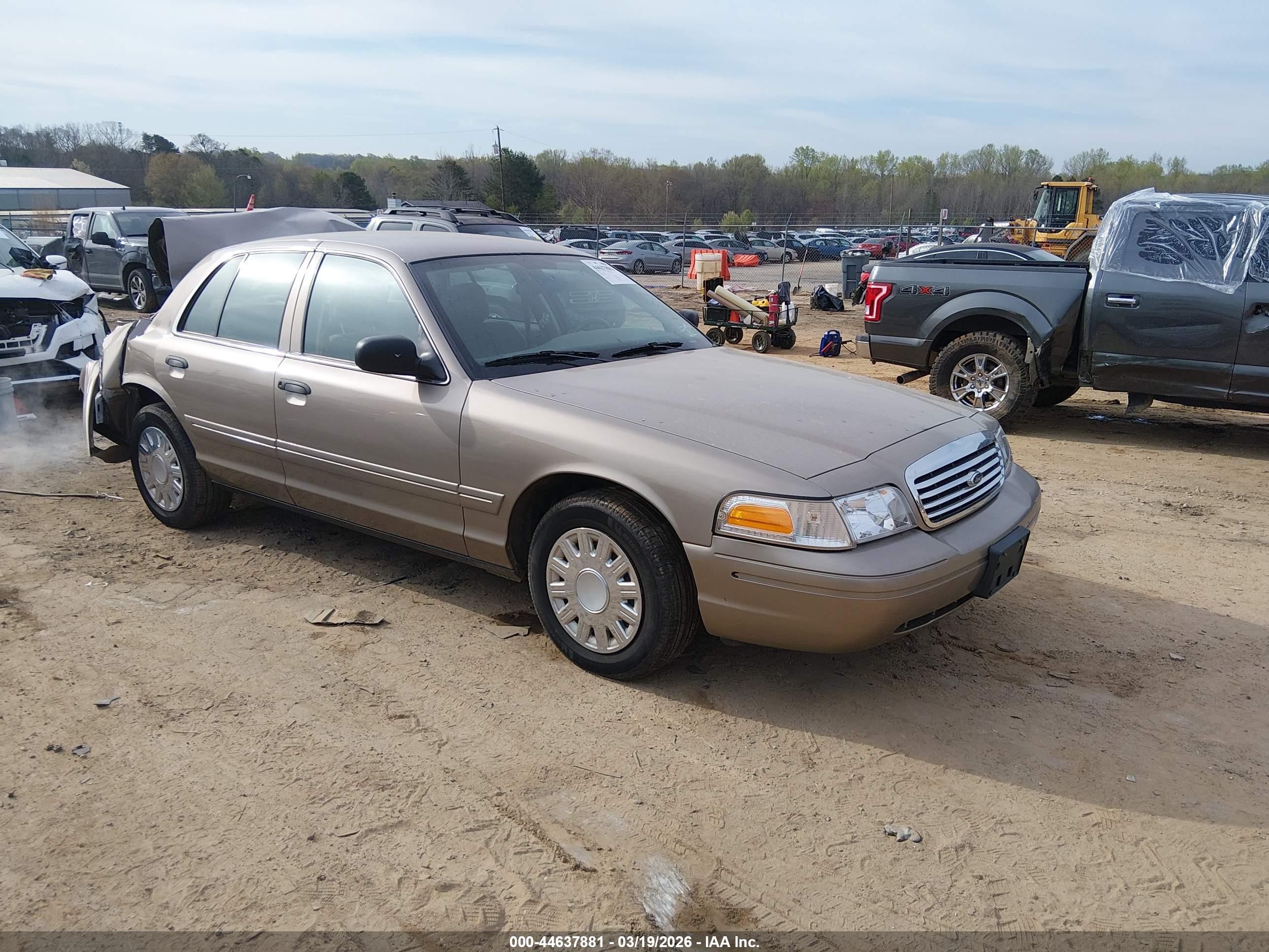 2004 Ford Crown Victoria Standard, VIN 2FAFP73W74X150599 — Rear end