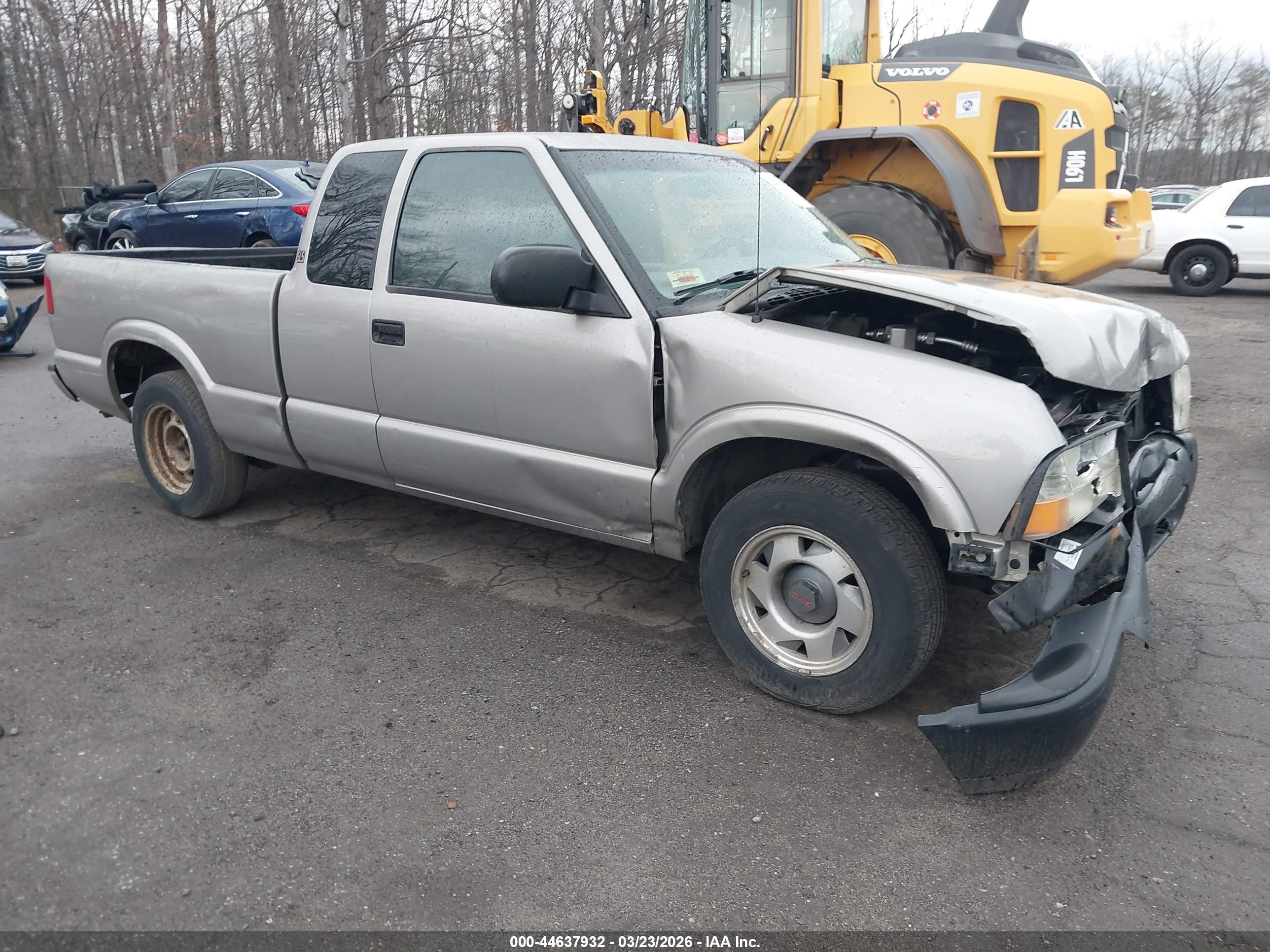 2001 GMC Sonoma SLS 1SG, VIN 1GTCS19W018210282 — Front end