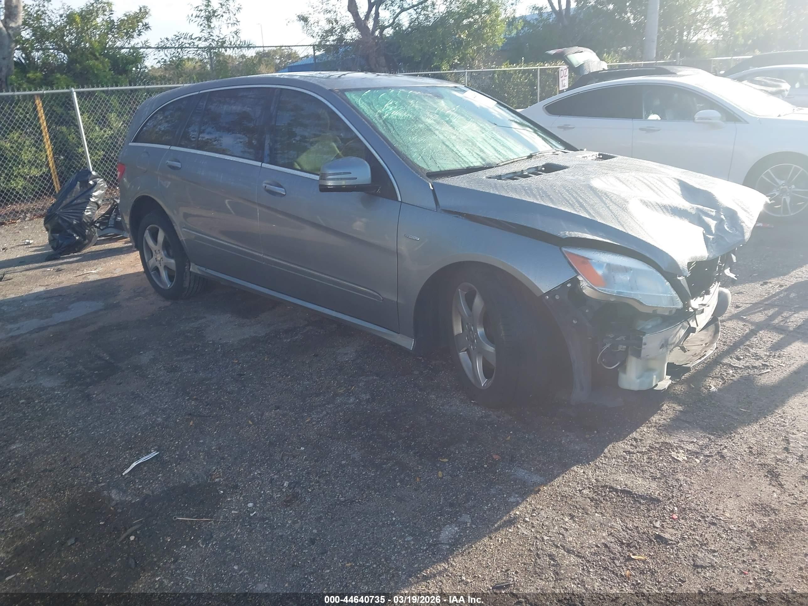 2011 Mercedes-Benz R 350, VIN 4JGCB2FE4BA122133 — Front end