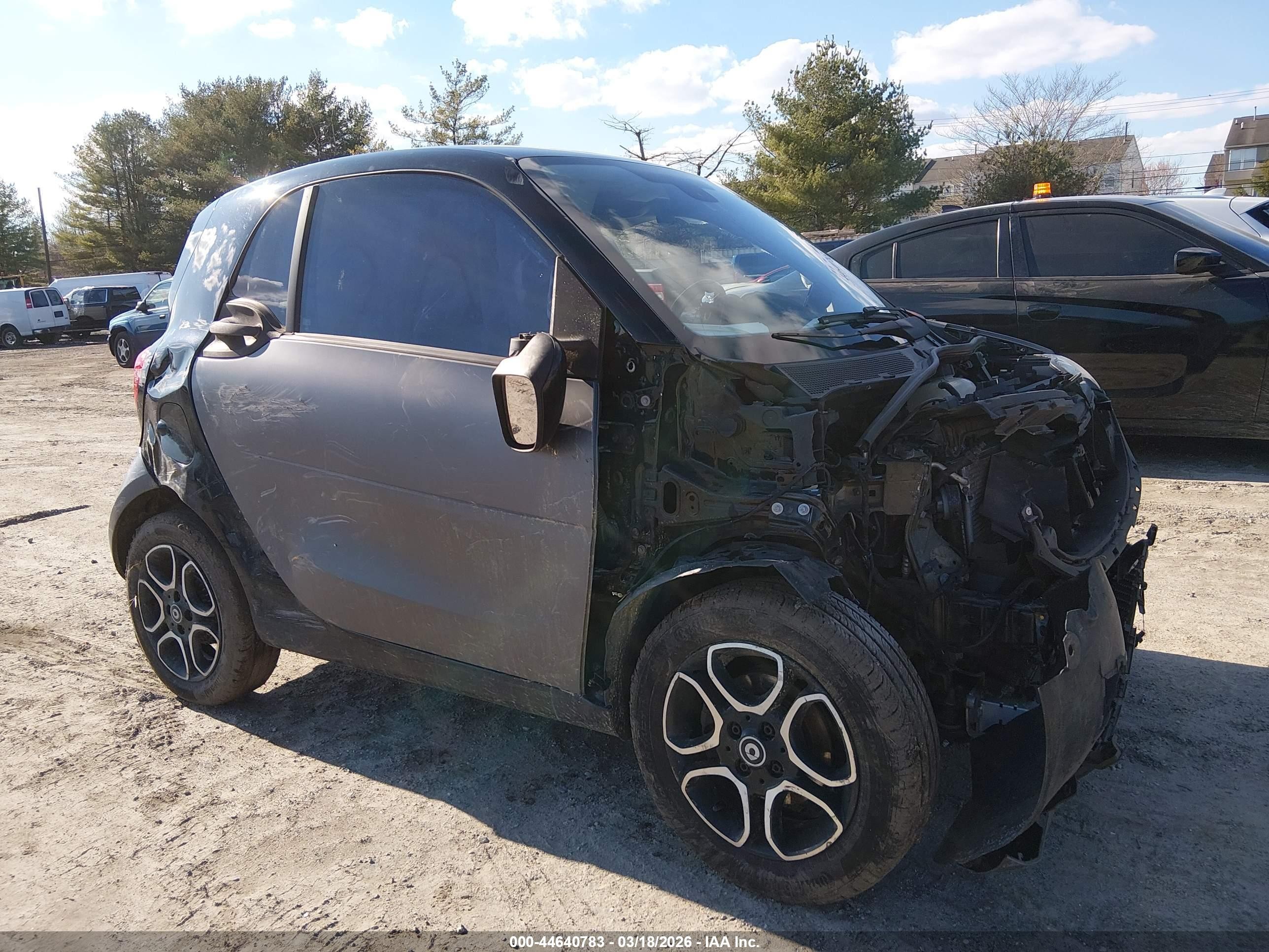 2017 Smart fortwo Pure, VIN WMEFJ5DA6HK171425 — Front end