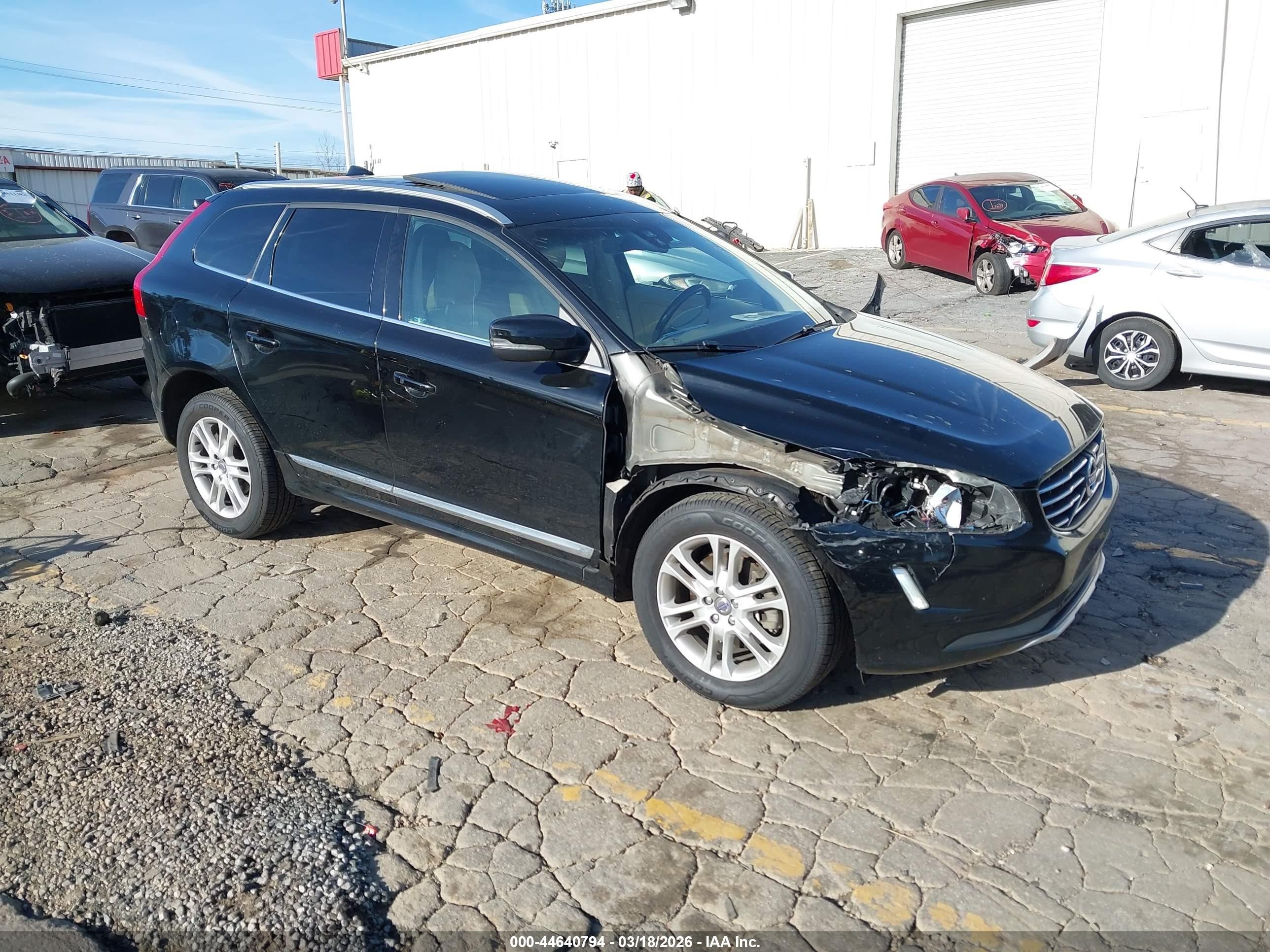 2015 Volvo XC60 T5 Drive-E Premier, VIN YV440MDK6F2711216 — Front end
