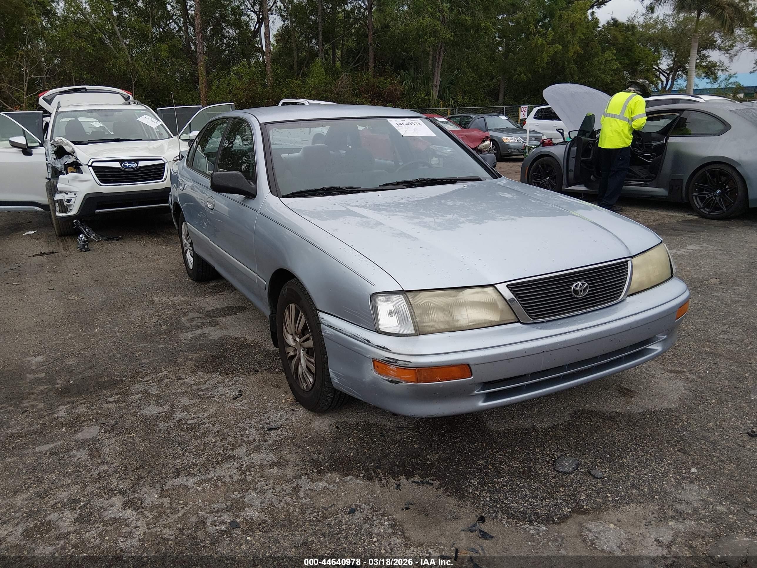 1995 Toyota Avalon XL, VIN 4T1GB10E6SU017077 — Rear end