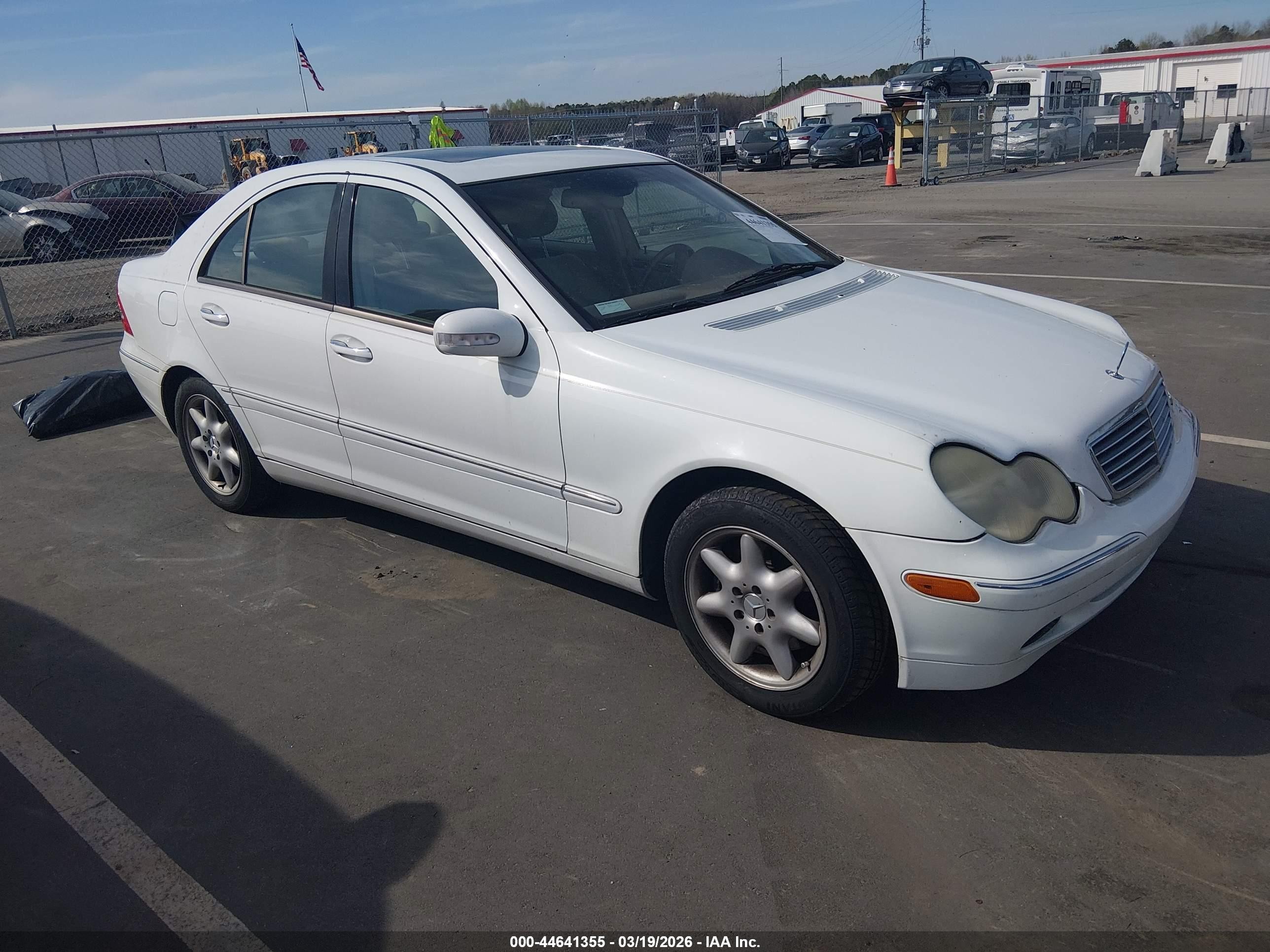 2001 Mercedes-Benz C 230/260/280/320, VIN WDBRF64J81F030775 — Front end