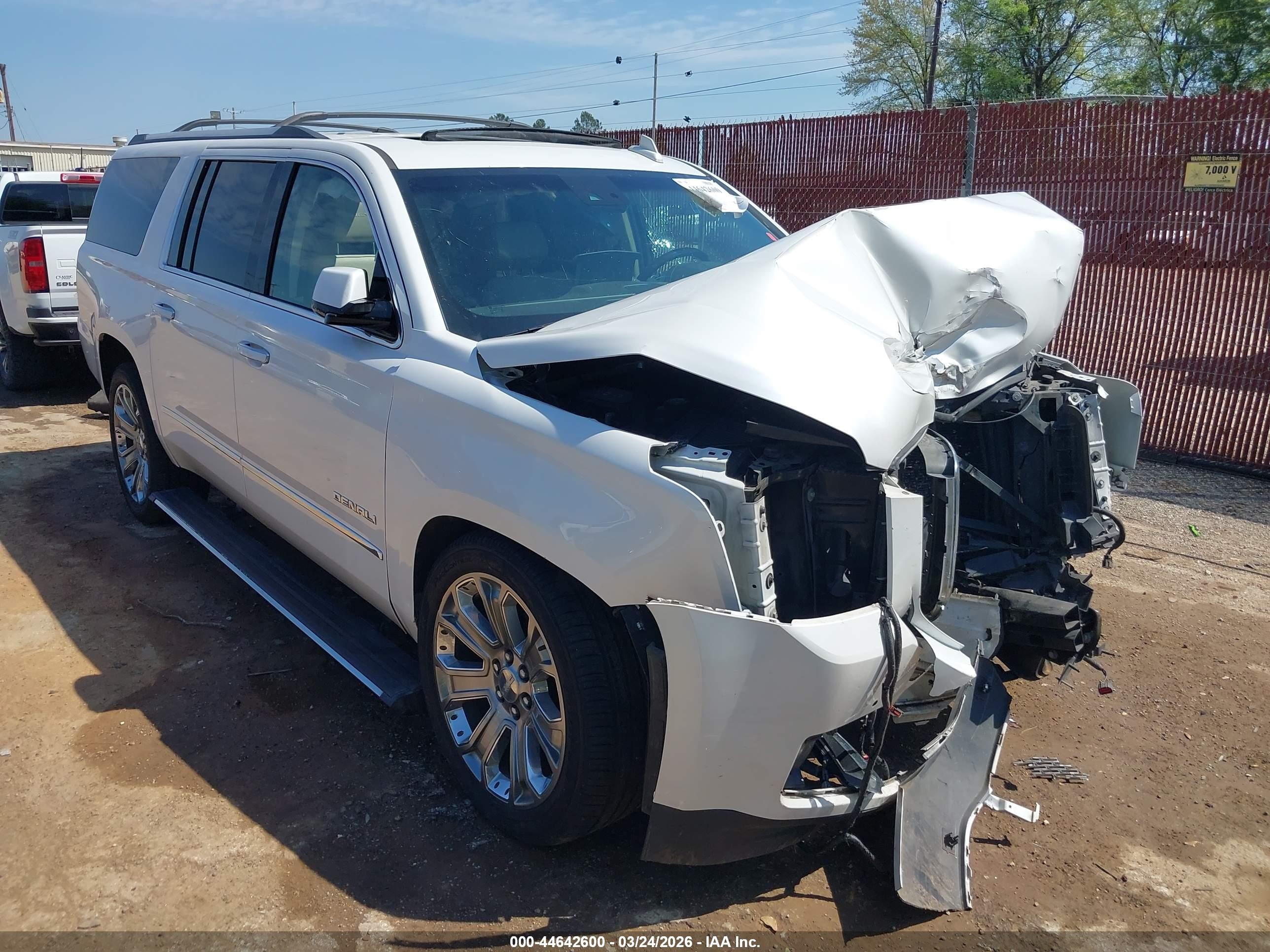 2016 GMC Yukon XL Denali, VIN 1GKS2HKJ2GR340669 — Front end