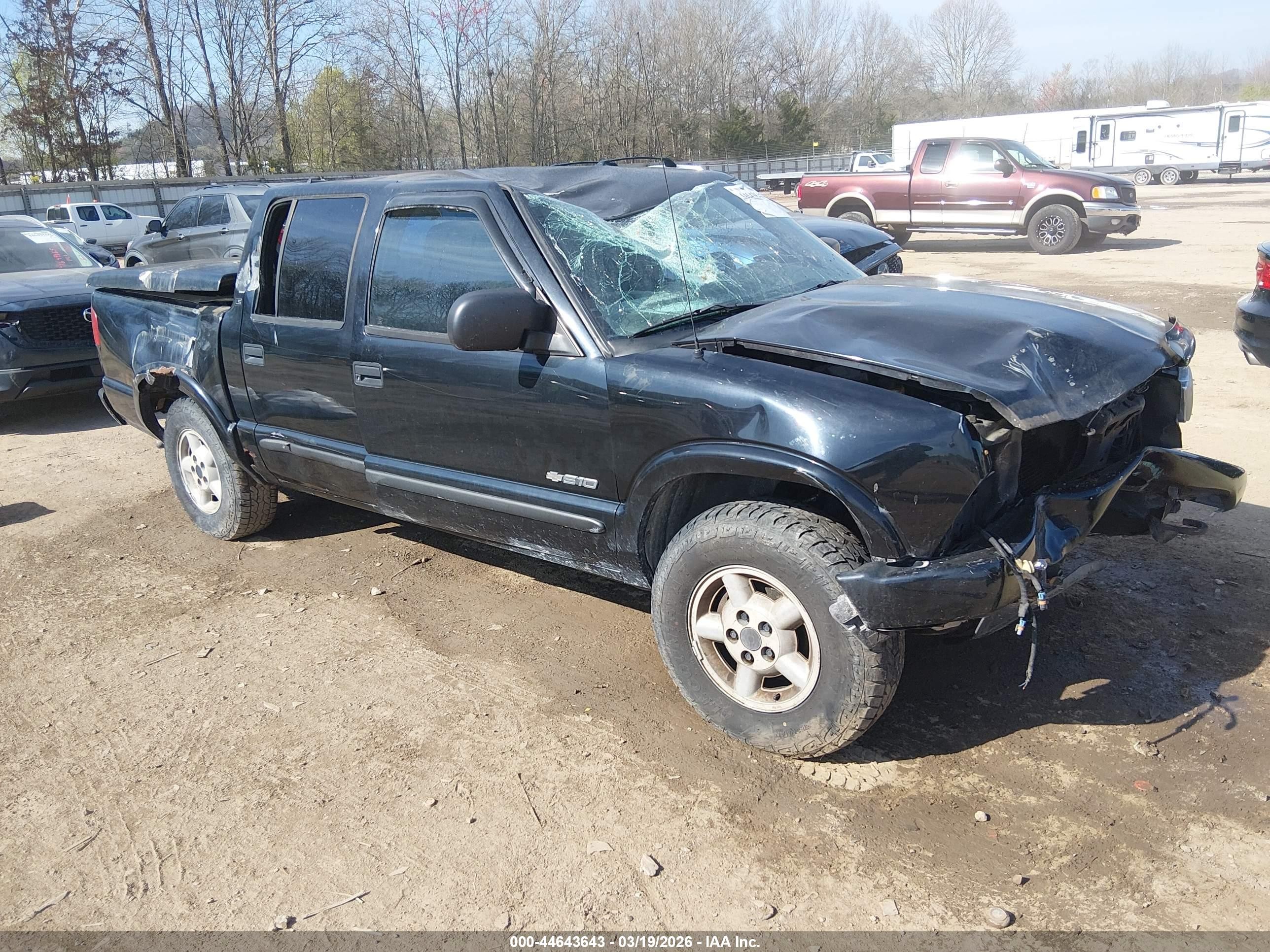 2004 Chevrolet S-10 LS, VIN 1GCDT13XX4K125301 — Front end