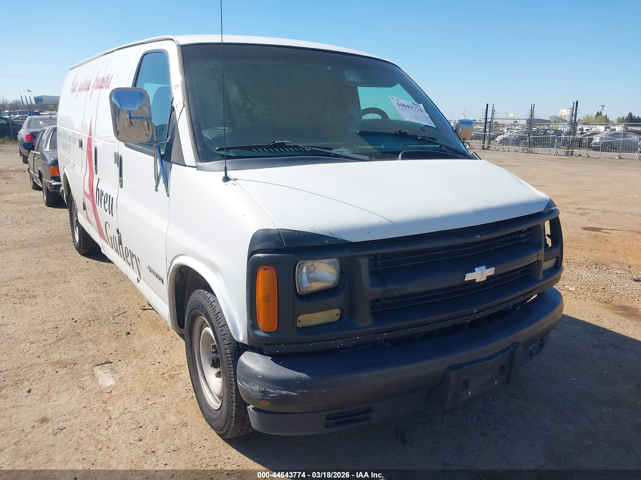 2002 Chevrolet Express, VIN 1GCFG29M921200265 — Front end