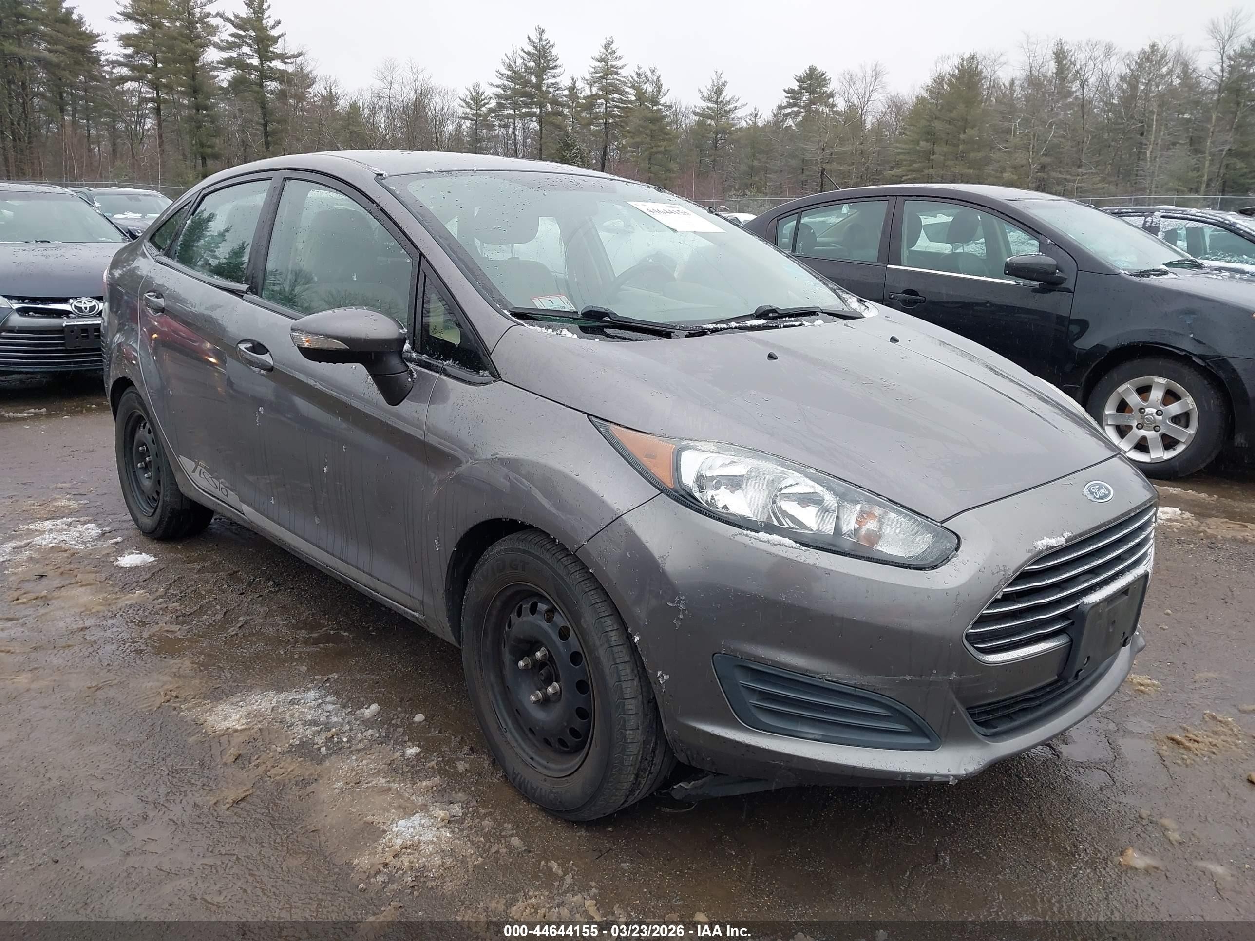2014 Ford Fiesta SE, VIN 3FADP4BJXEM215633 — Side