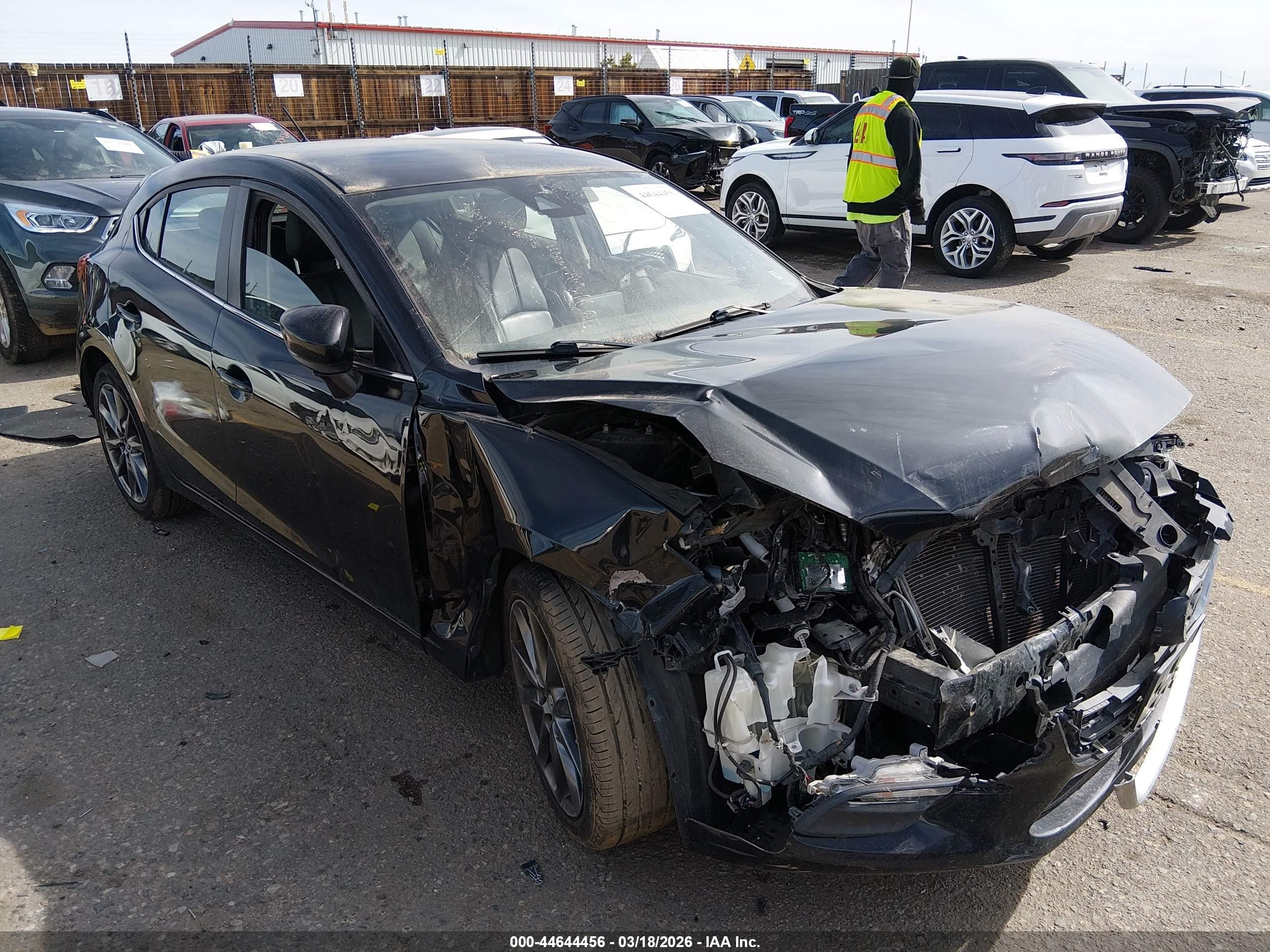 2018 Mazda 3 Touring, VIN 3MZBN1L31JM182387 — Перед