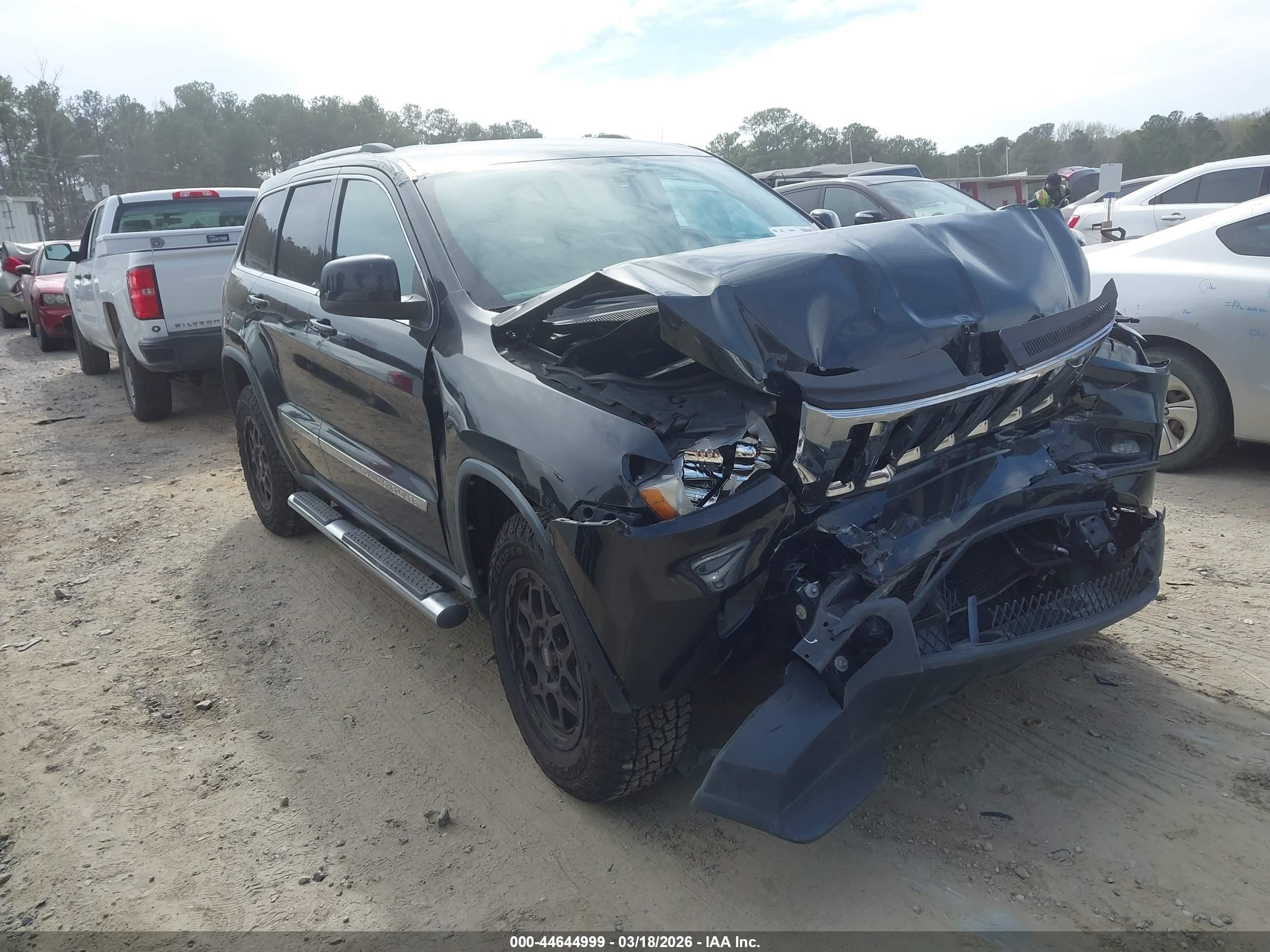 2013 Jeep Grand Cherokee Laredo, VIN 1C4RJEAG8DC533991 — Front end