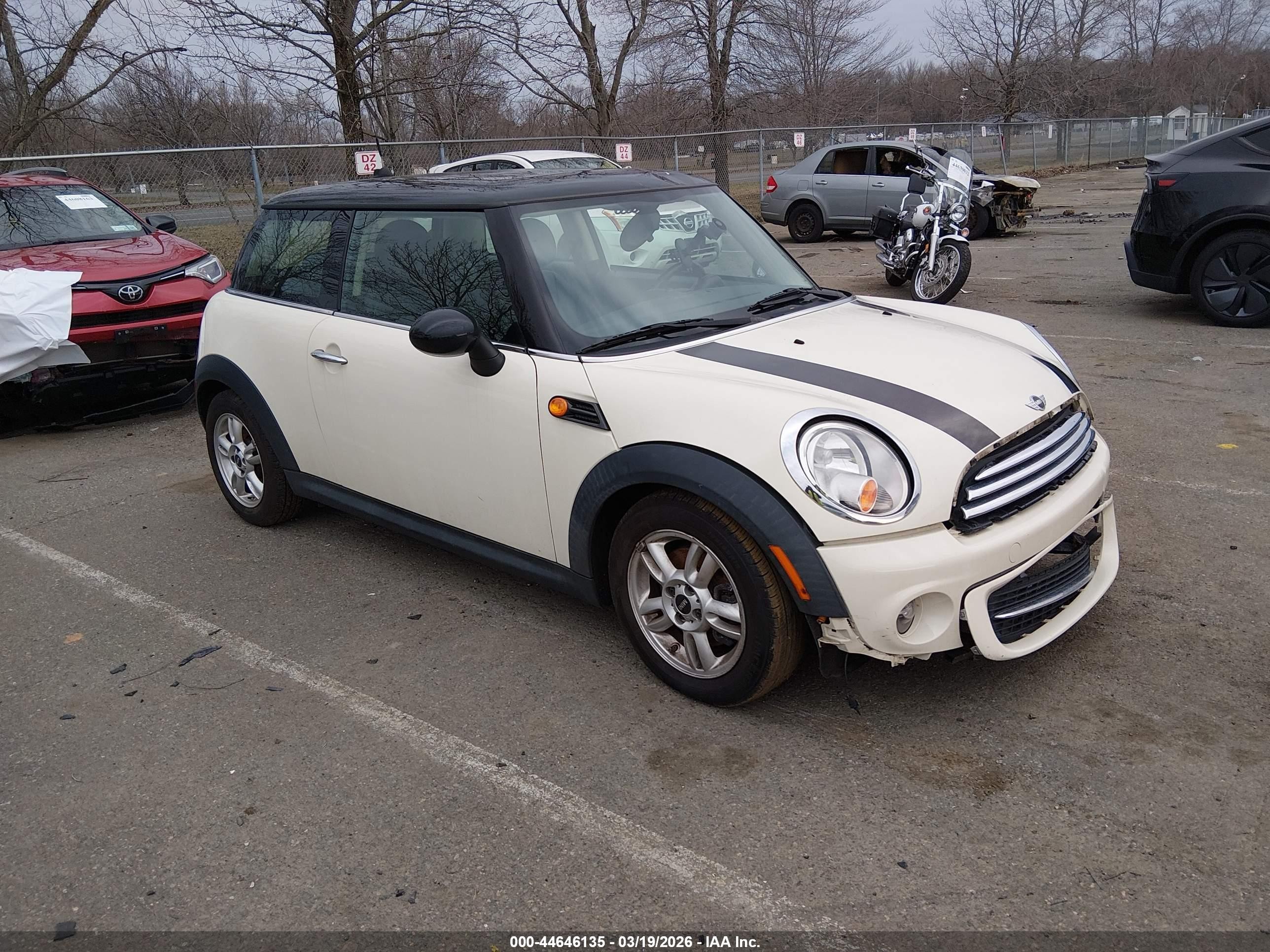 2012 MINI Hardtop, VIN WMWSU3C5XCT541739 — Перед