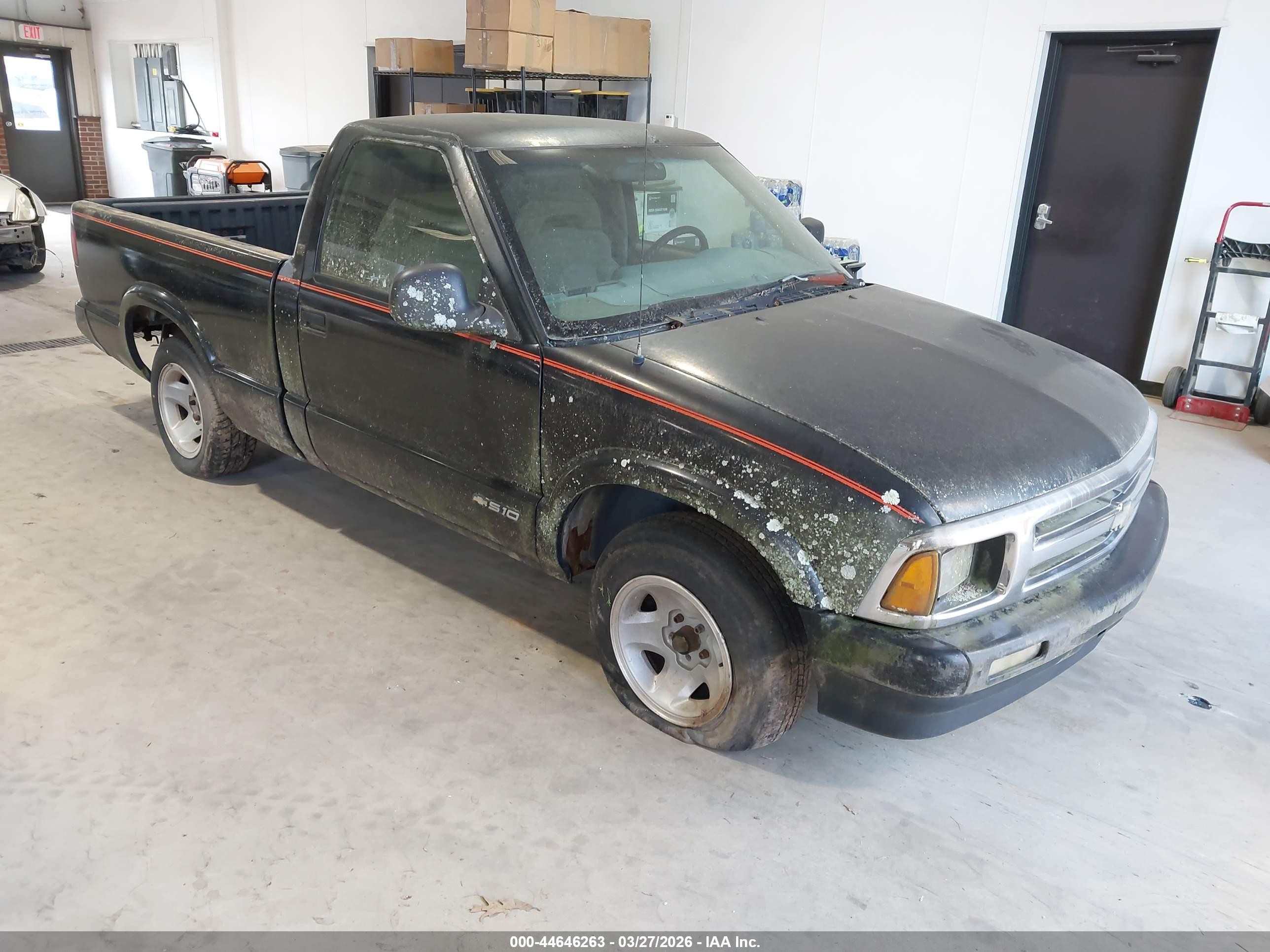 1995 Chevrolet S-10, VIN 1GCCS1448SK109825 — Front end