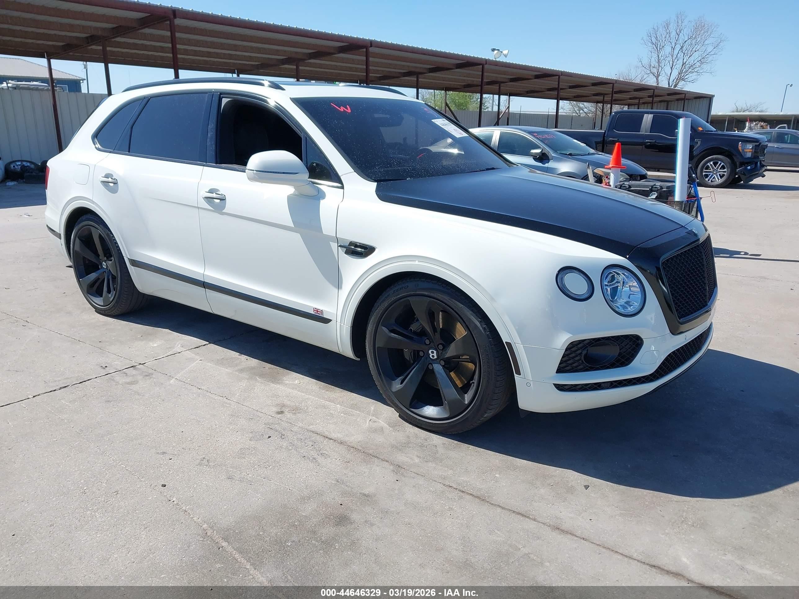 2017 Bentley Bentayga W12, VIN SJAAC2ZV6HC015460 — Front end