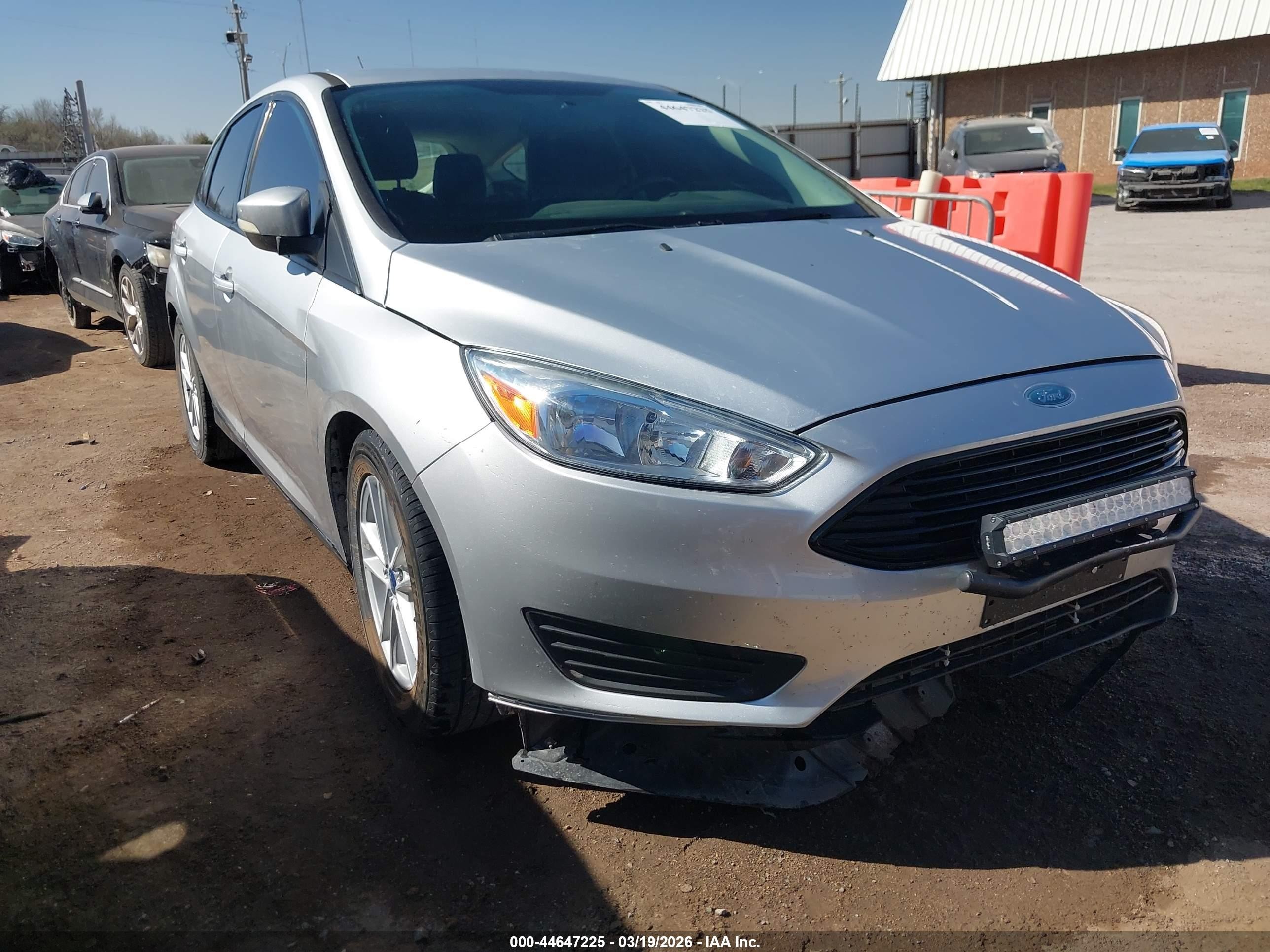 2016 Ford Focus SE, VIN 1FADP3K21GL331696 — Front end