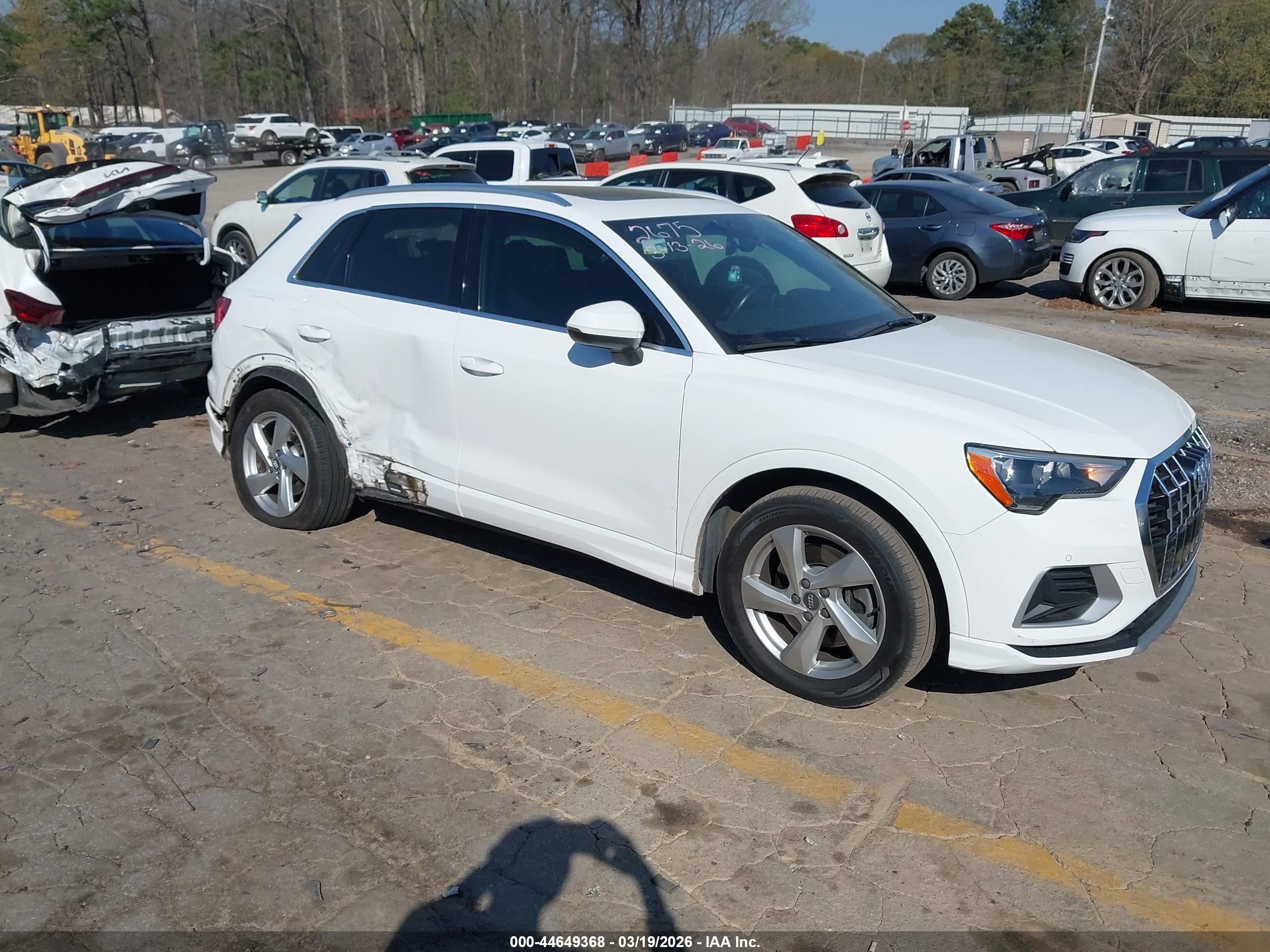 2019 Audi Q3 Premium, VIN WA1AECF36K1072675 — Бок