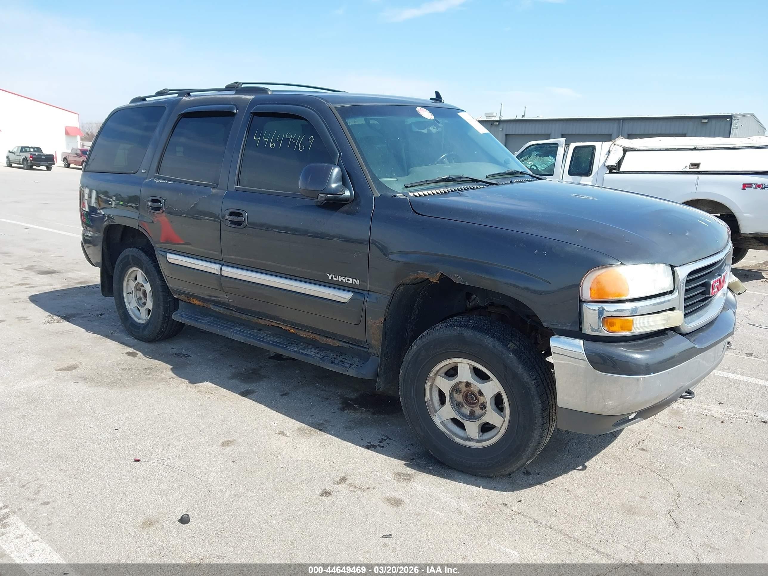 2006 GMC Yukon SLE, VIN 1GKEK13T56J104308 — Front end